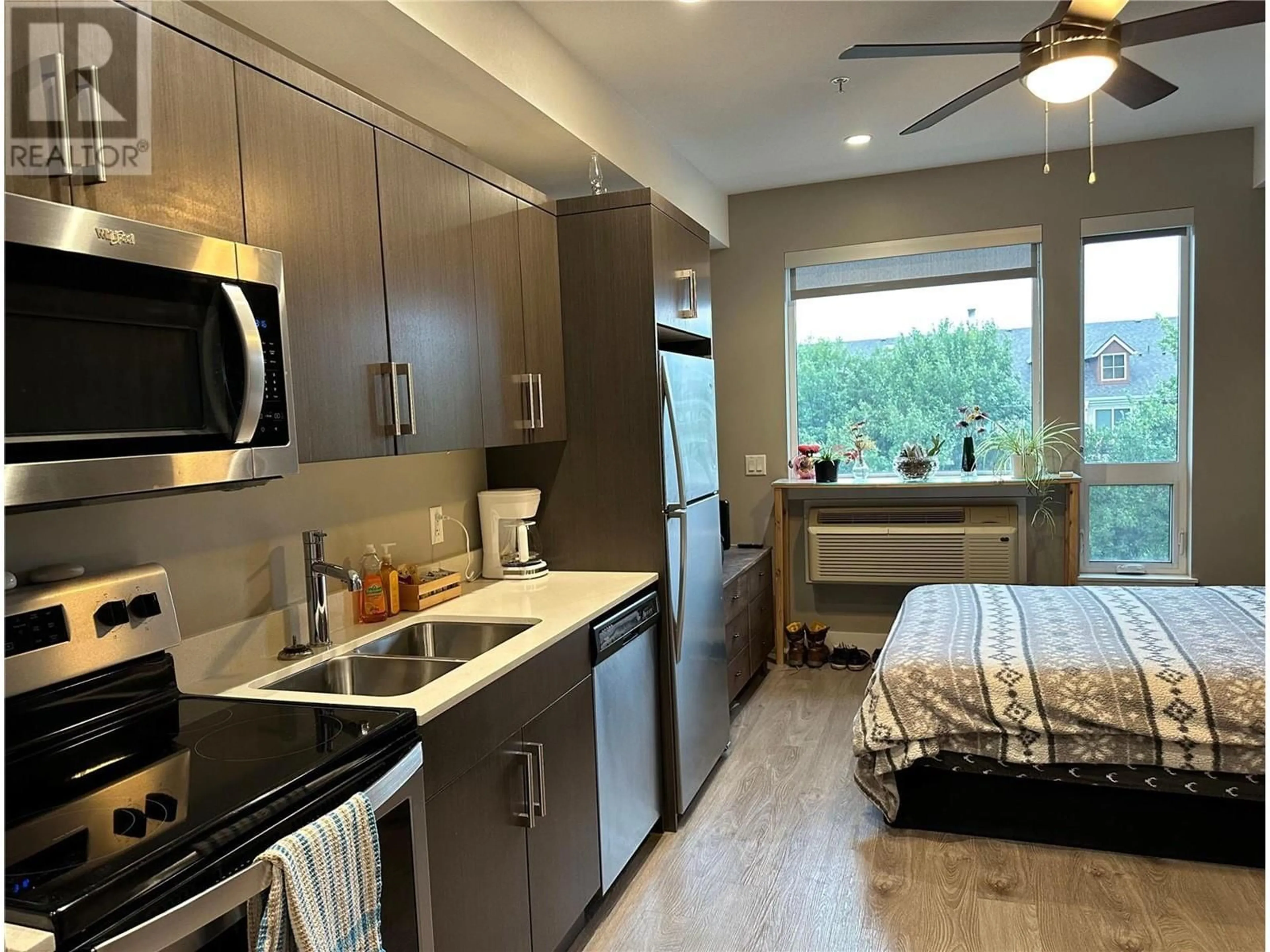 Open concept kitchen, wood/laminate floor for 925 Leon Avenue Unit# 445, Kelowna British Columbia V1Y0E5