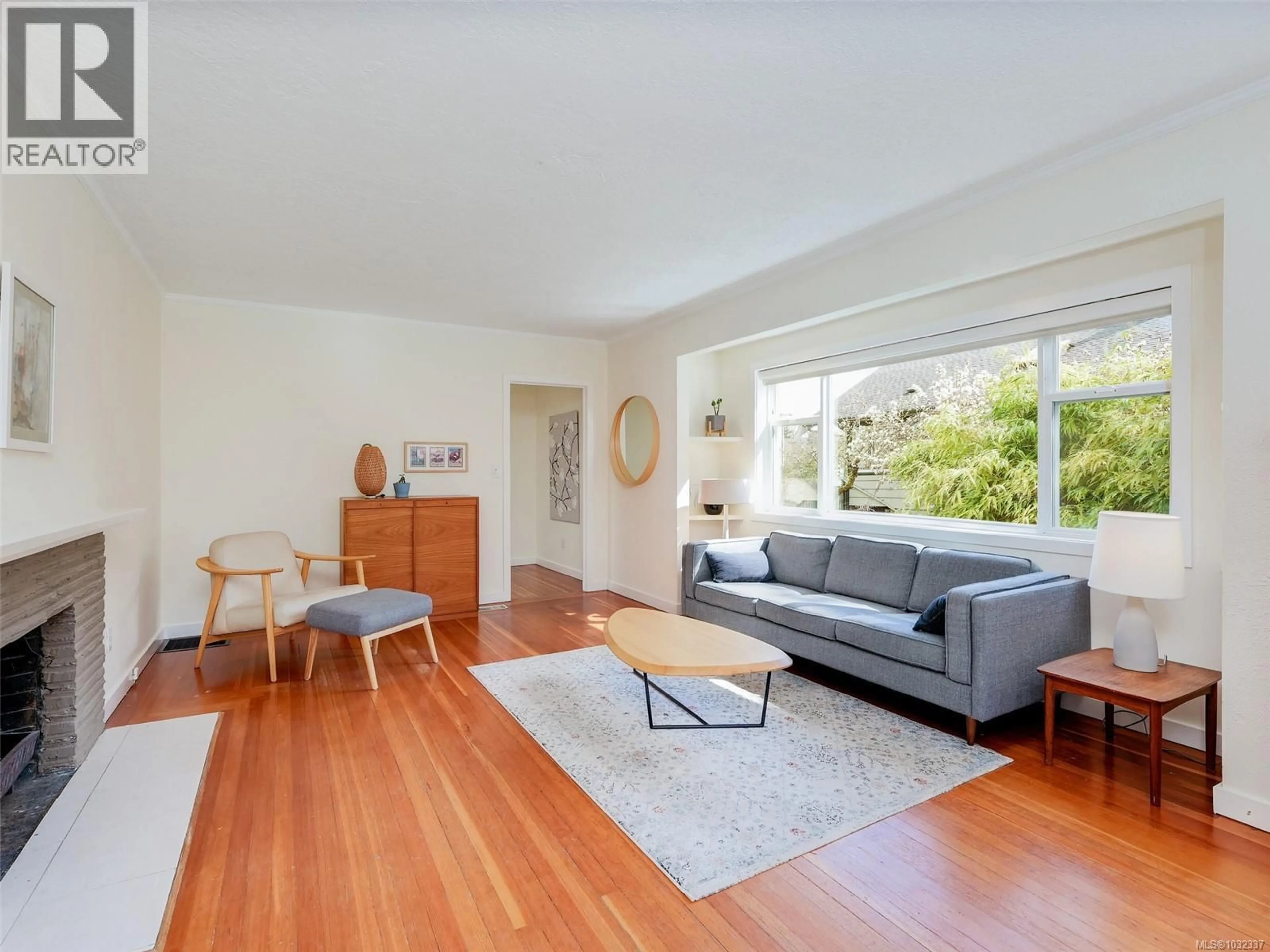 Living room with furniture, unknown for 945 FALKLAND ROAD, Oak Bay British Columbia V8S4M1