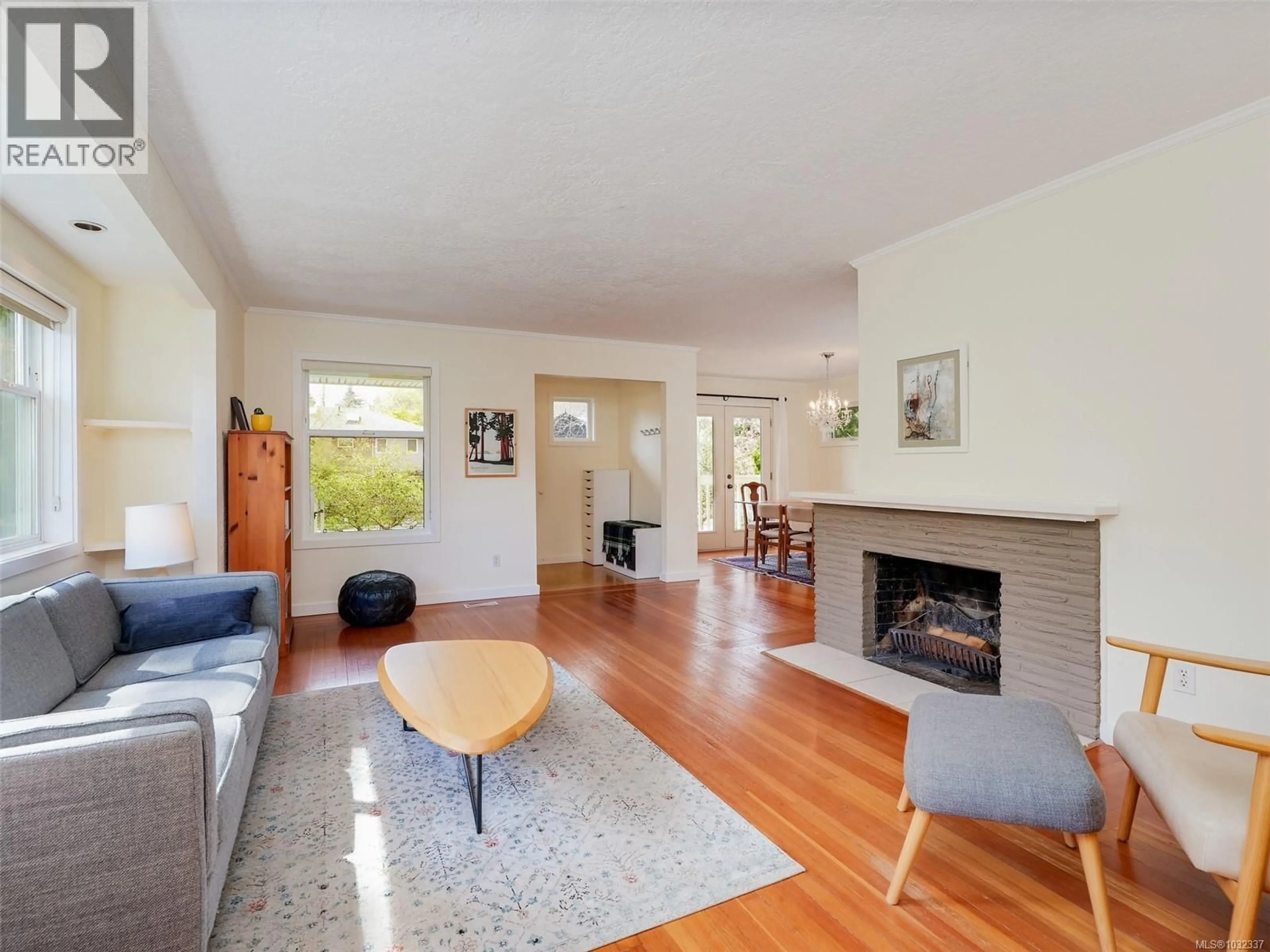 Living room with furniture, wood/laminate floor for 945 FALKLAND ROAD, Oak Bay British Columbia V8S4M1