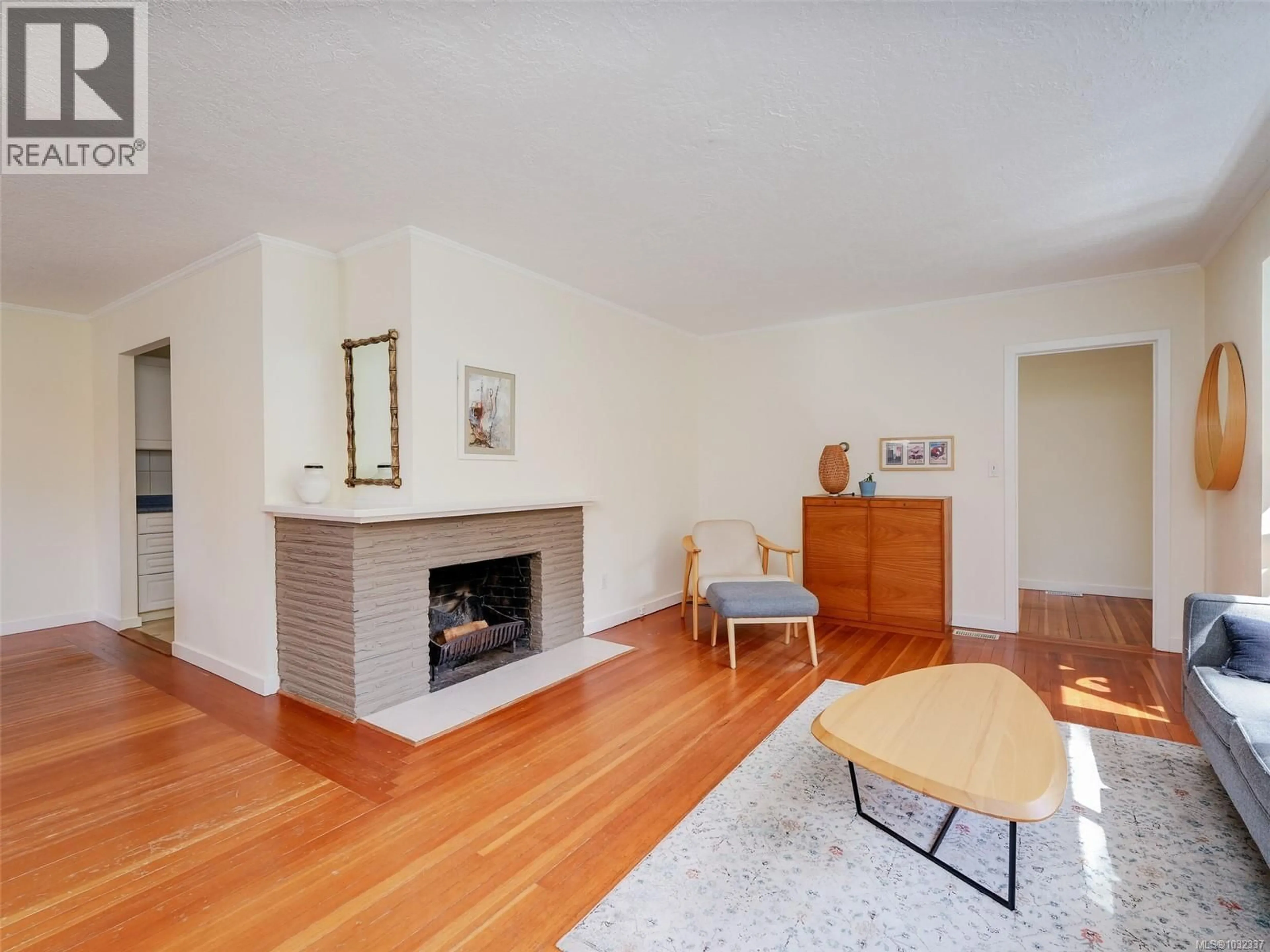 Living room with furniture, unknown for 945 FALKLAND ROAD, Oak Bay British Columbia V8S4M1