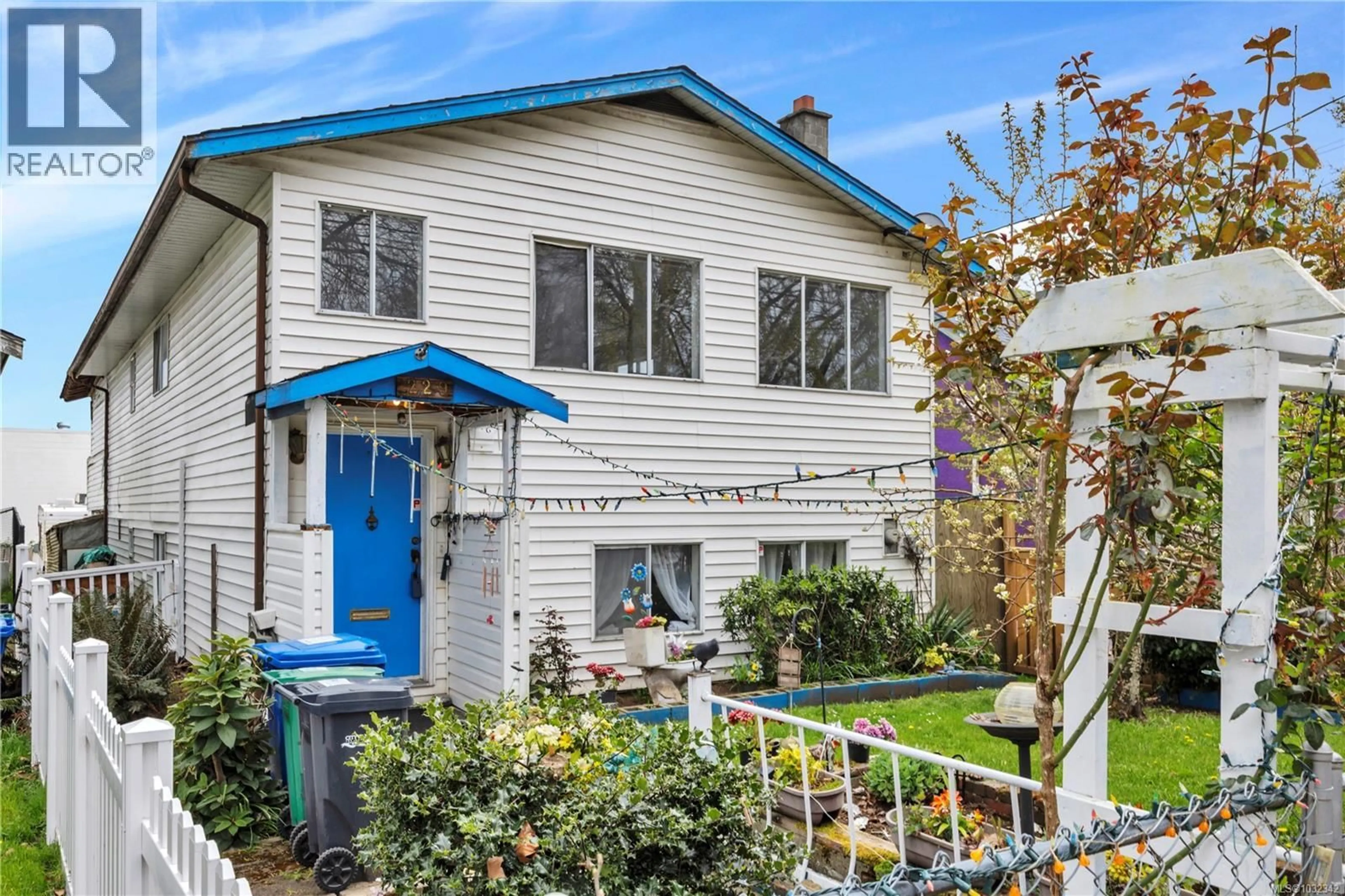 Home with vinyl exterior material, street for 229 IRWIN STREET, Nanaimo British Columbia V9R4X4