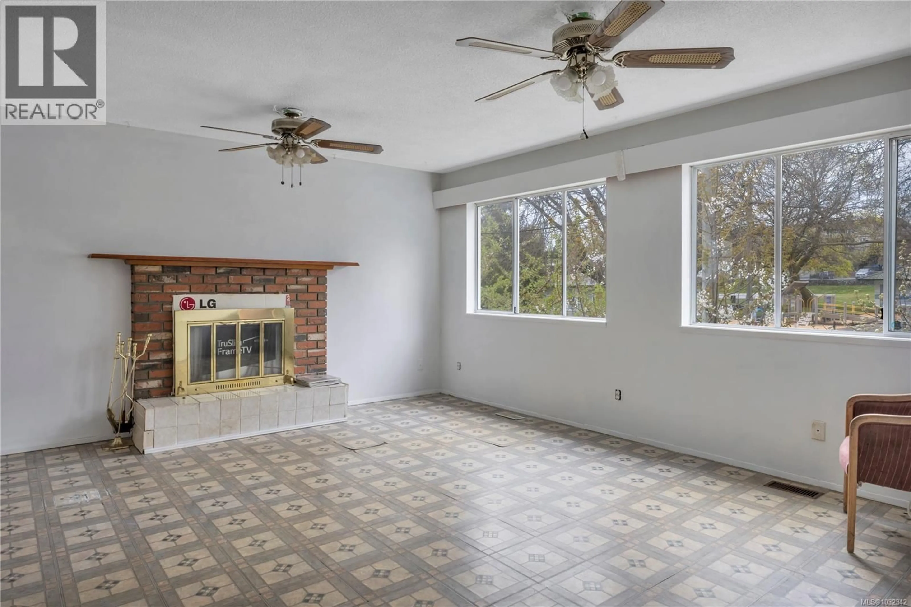 Living room with furniture, ceramic/tile floor for 229 IRWIN STREET, Nanaimo British Columbia V9R4X4