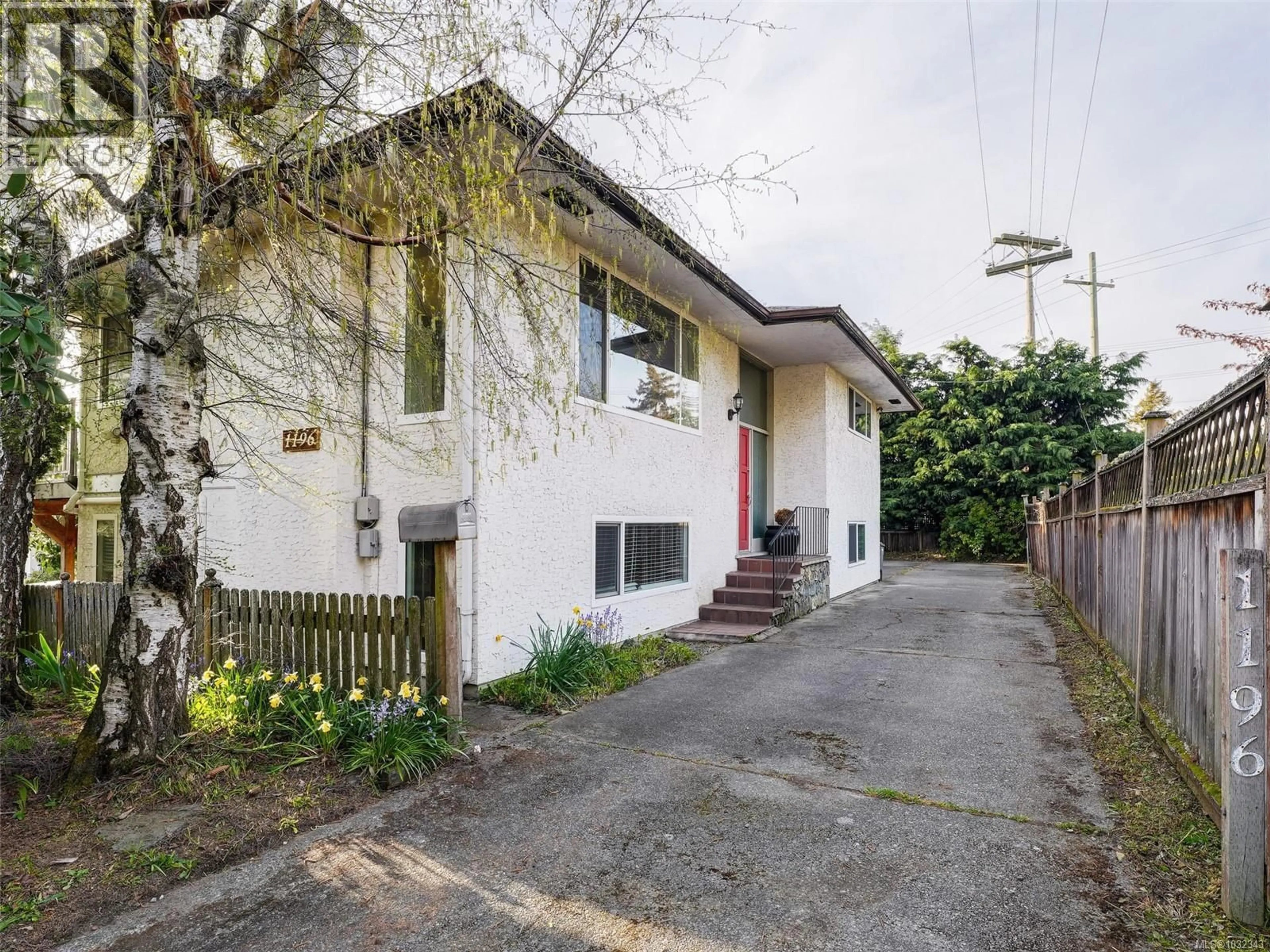 A pic from outside/outdoor area/front of a property/back of a property/a pic from drone, street for 1196 HOPKINS PLACE, Saanich British Columbia V8P5L6