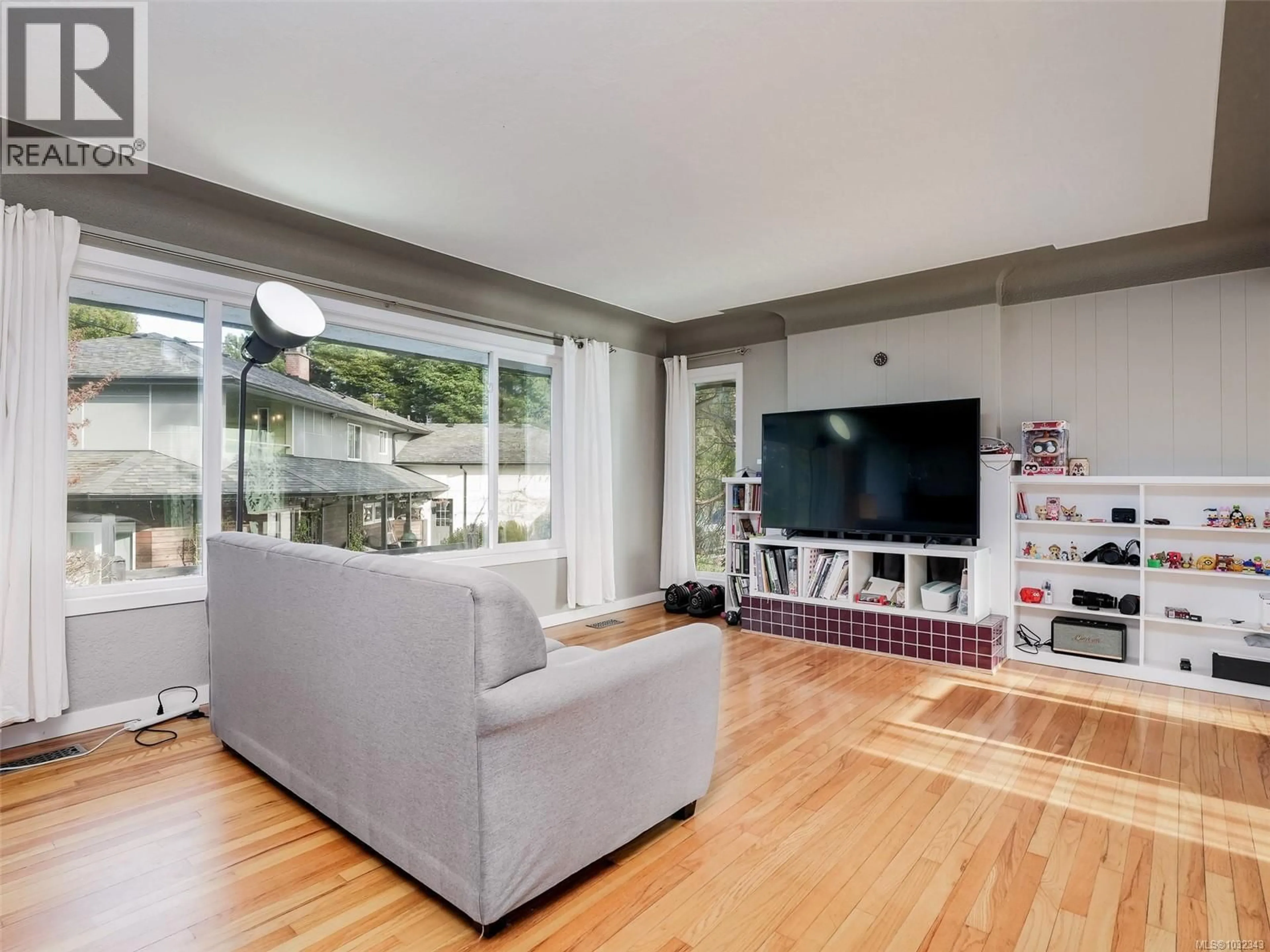 Living room with furniture, unknown for 1196 HOPKINS PLACE, Saanich British Columbia V8P5L6