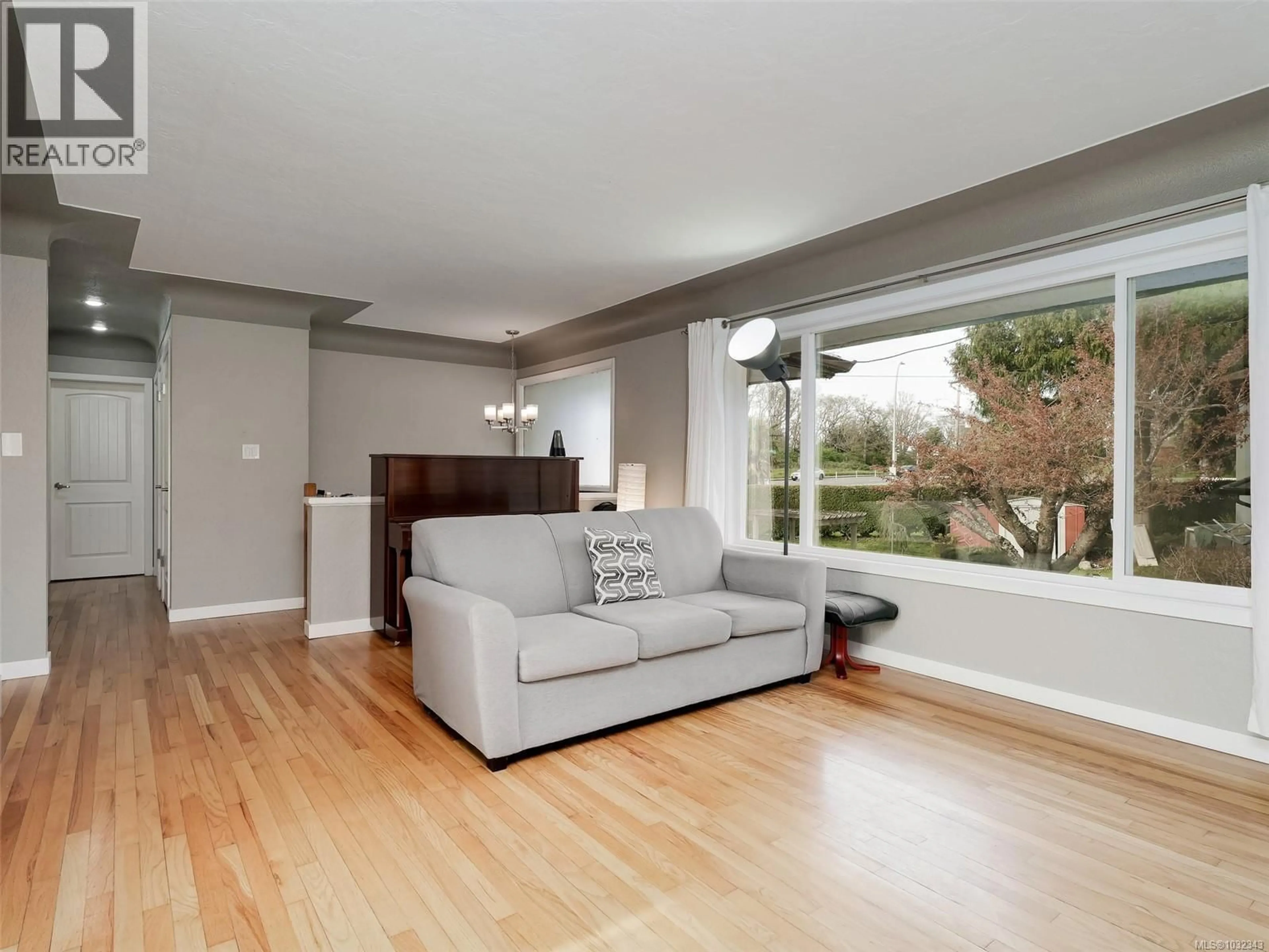 Living room with furniture, wood/laminate floor for 1196 HOPKINS PLACE, Saanich British Columbia V8P5L6