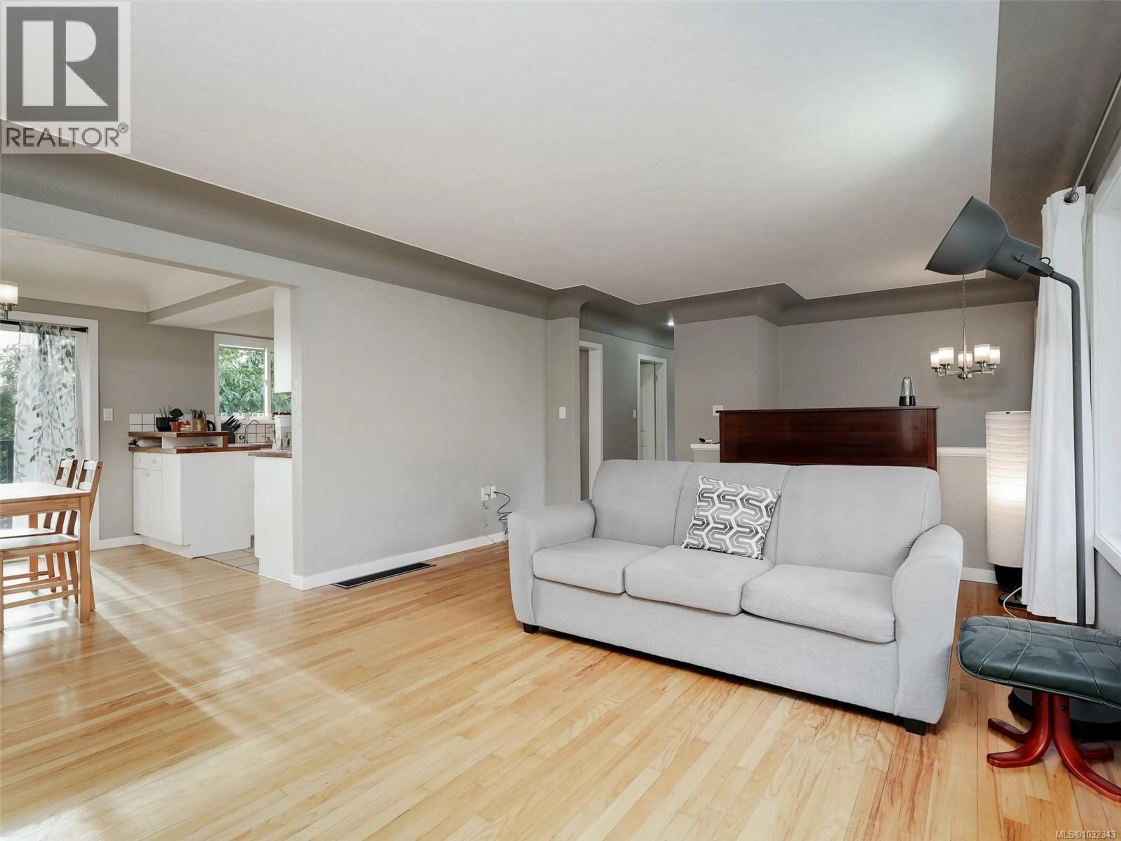 Living room with furniture, unknown for 1196 HOPKINS PLACE, Saanich British Columbia V8P5L6