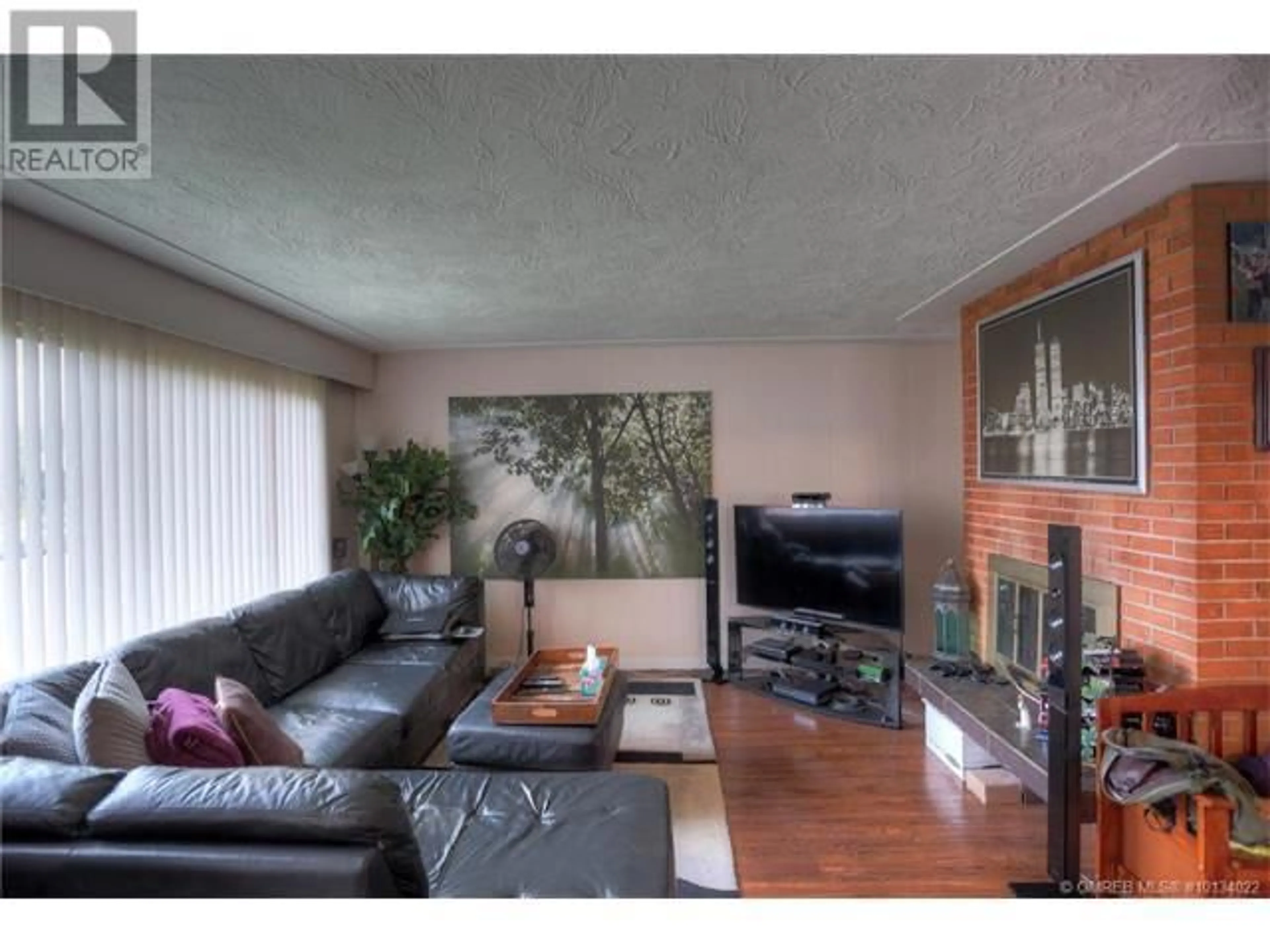 Living room, wood floors for 755-759 Francis Avenue, Kelowna British Columbia V1Y5G6