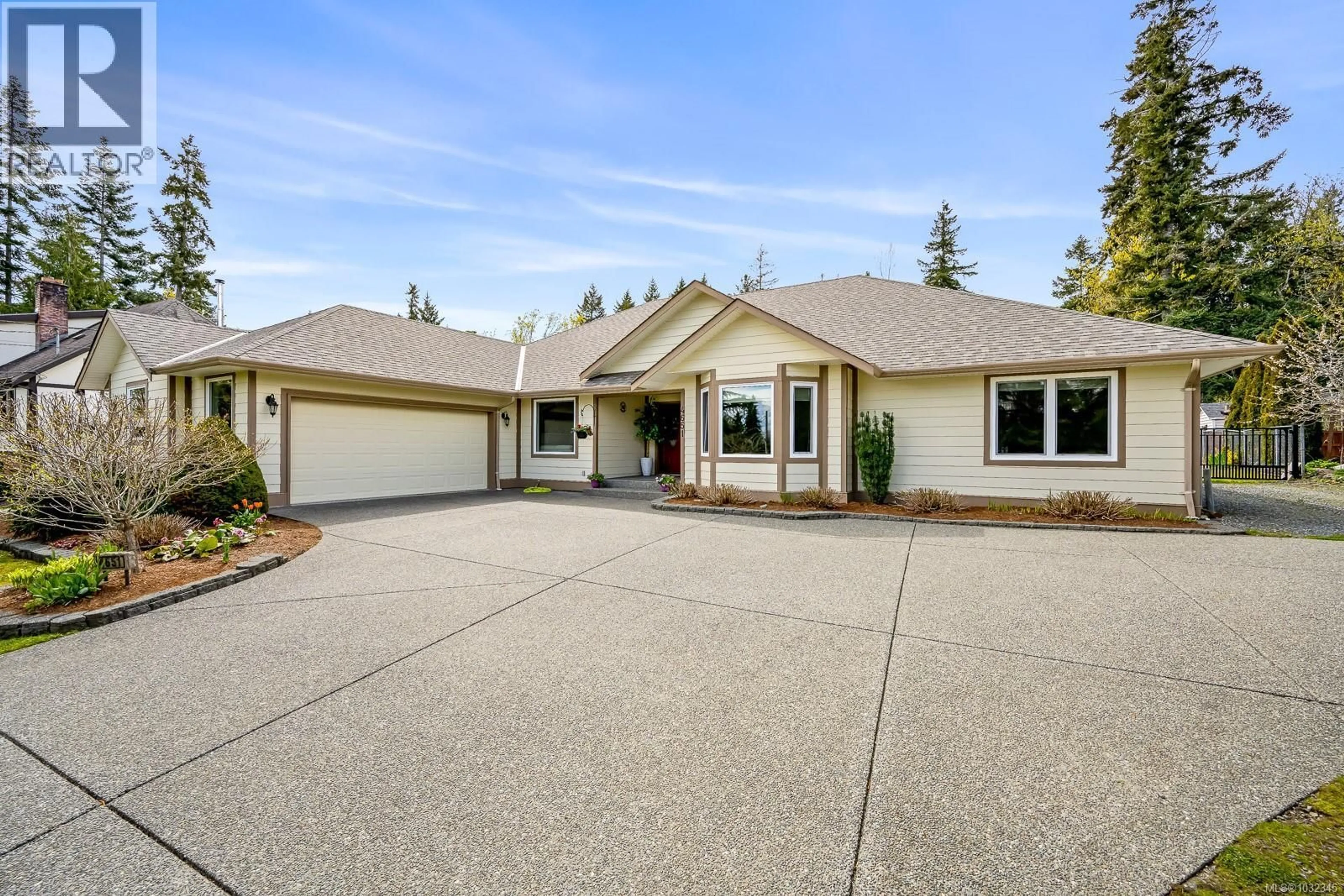 Home with vinyl exterior material, street for 4651 MONTROSE DRIVE, Courtenay British Columbia V9N9S8