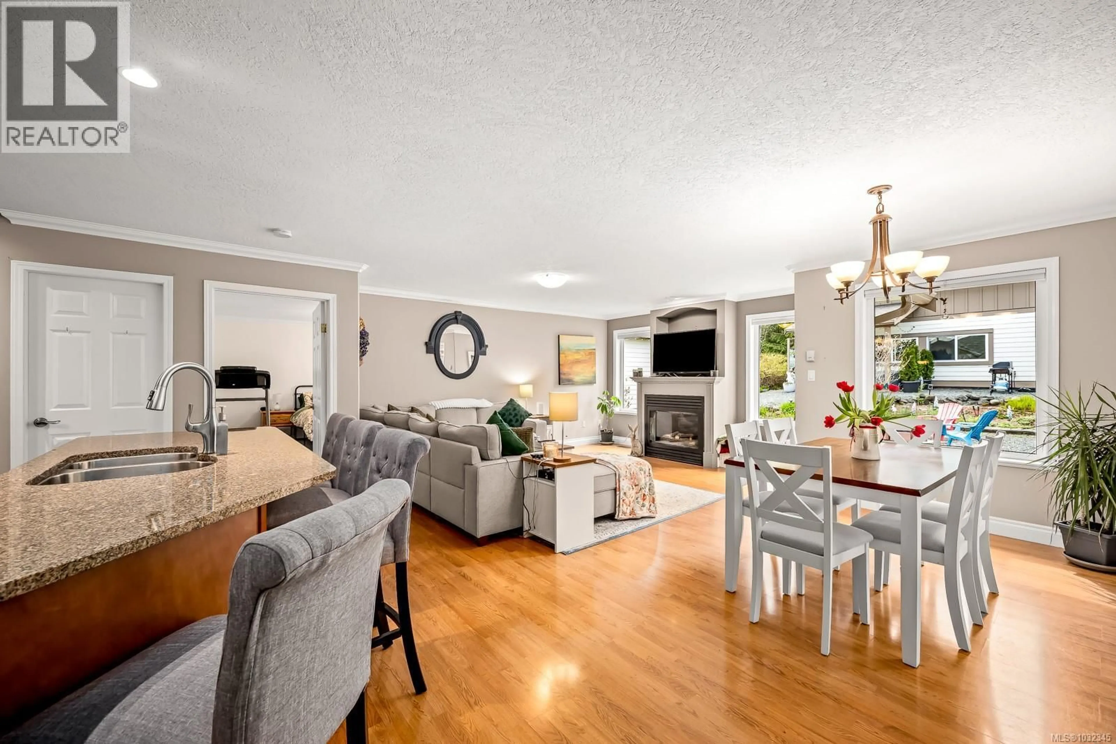 Living room with furniture, wood/laminate floor for 4651 MONTROSE DRIVE, Courtenay British Columbia V9N9S8
