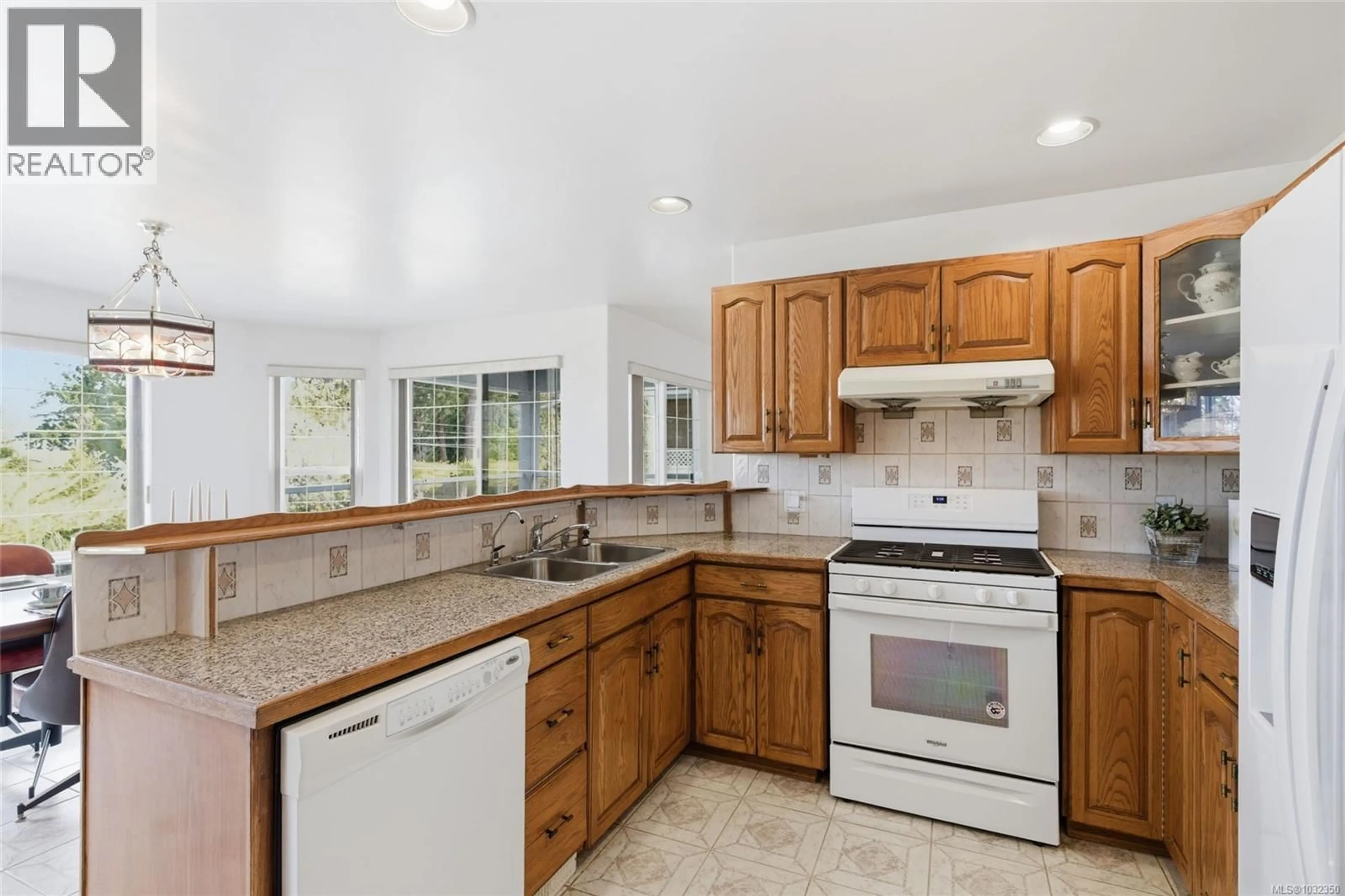 Standard kitchen, ceramic/tile floor for 846 WRIGHT ROAD, Parksville British Columbia V9P1Z9