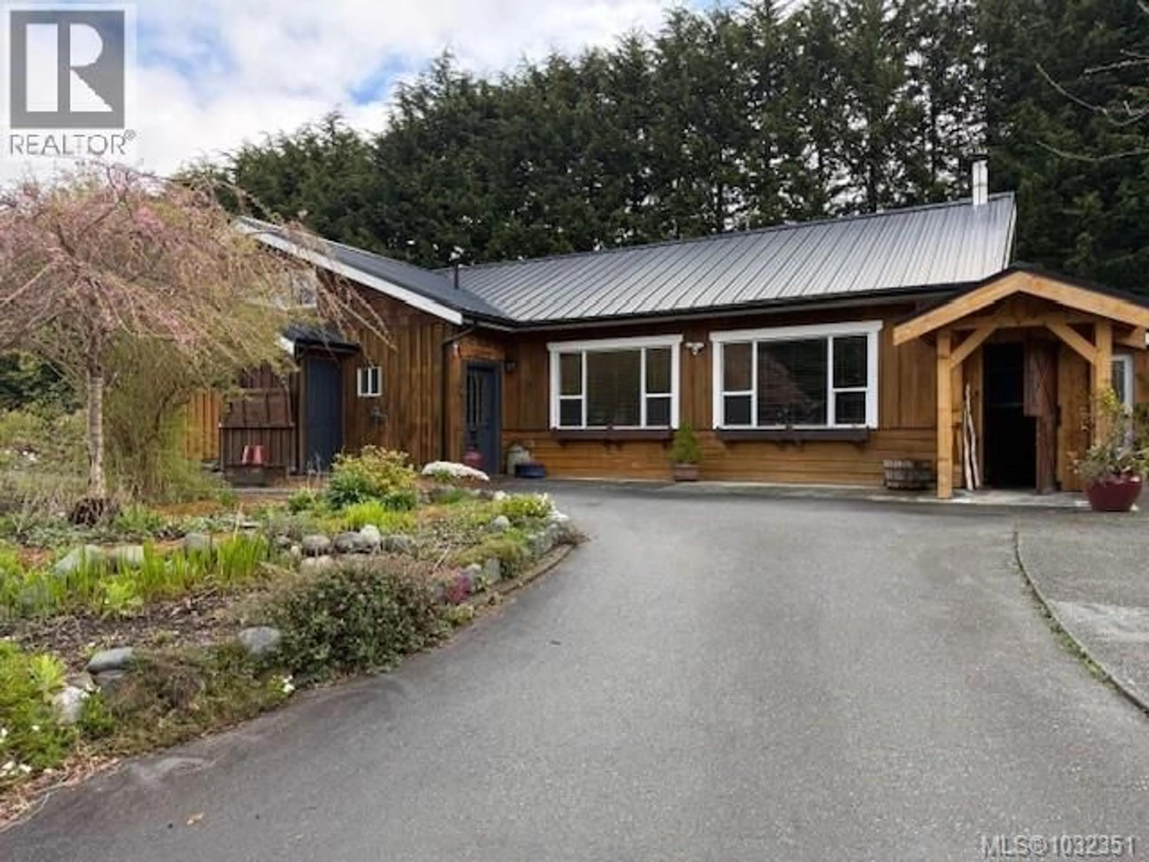 A pic from outside/outdoor area/front of a property/back of a property/a pic from drone, building for 885 LANQVIST ROAD, Hyde Creek British Columbia V0N2R0