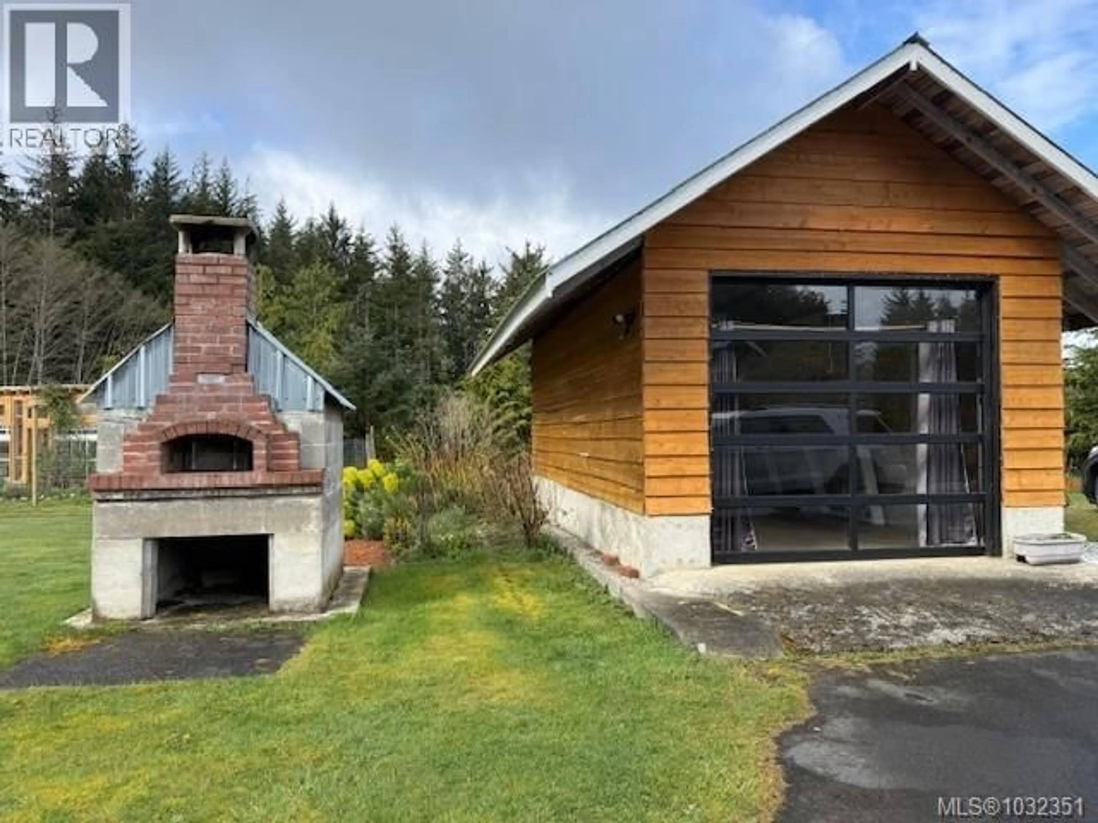 A pic from outside/outdoor area/front of a property/back of a property/a pic from drone, building for 885 LANQVIST ROAD, Hyde Creek British Columbia V0N2R0