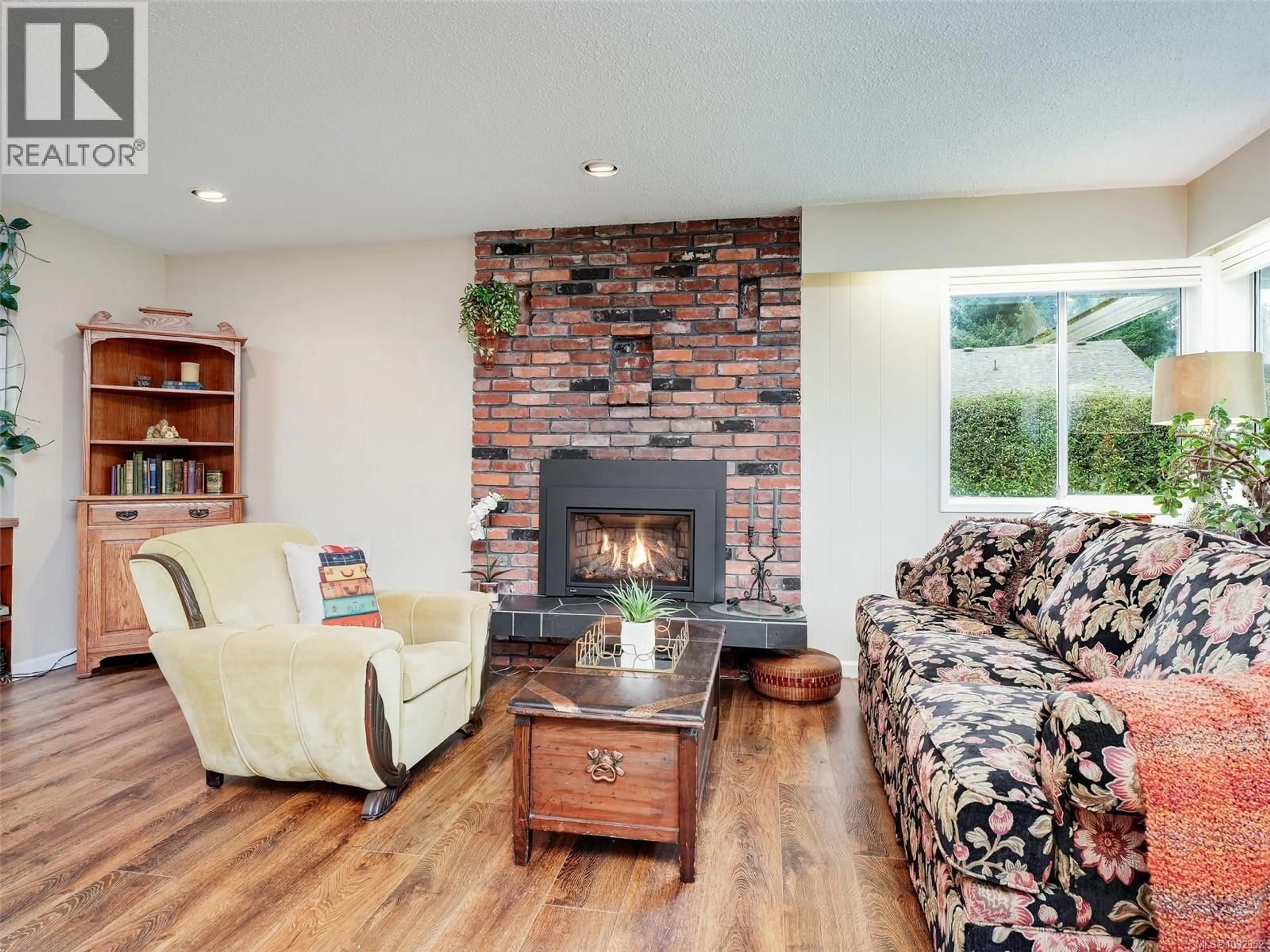 Living room with furniture, unknown for 985 SUTCLIFFE ROAD, Saanich British Columbia V8Y1M9