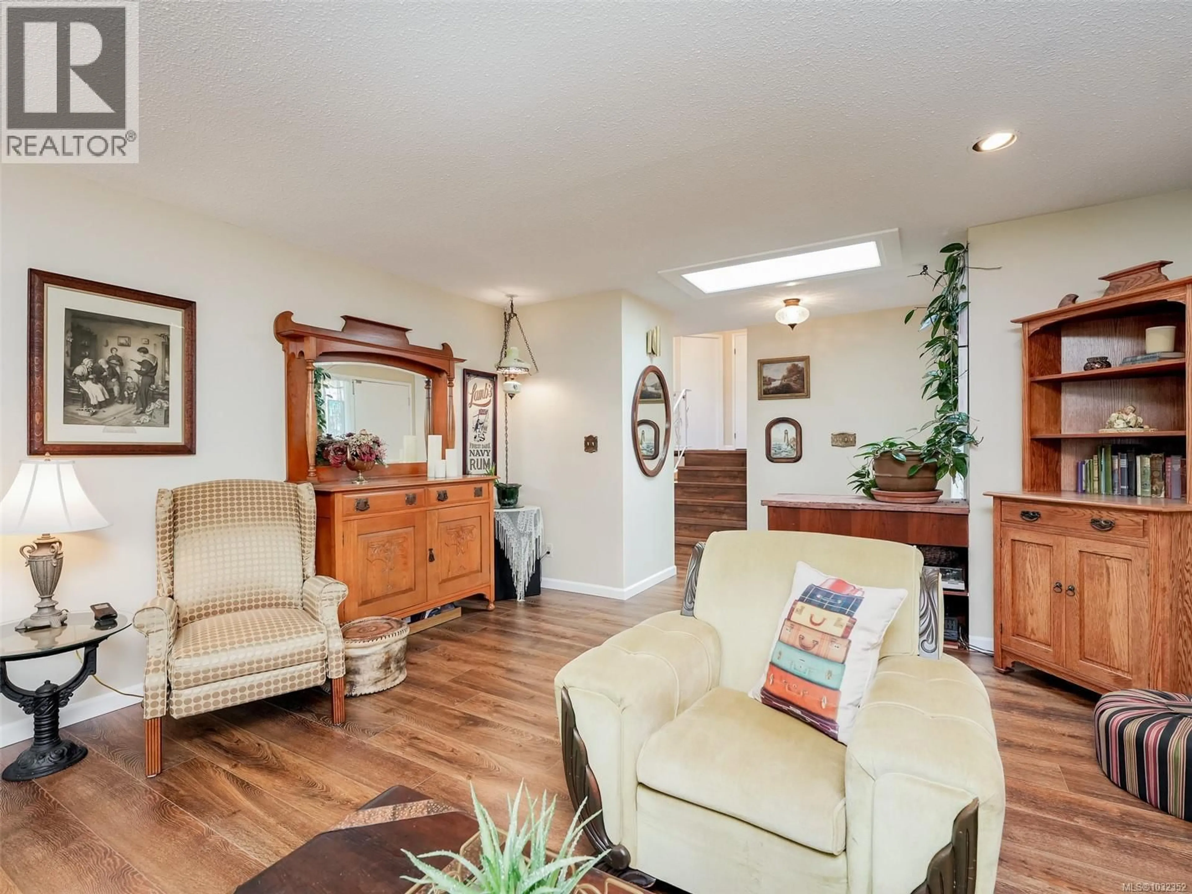 Living room with furniture, wood/laminate floor for 985 SUTCLIFFE ROAD, Saanich British Columbia V8Y1M9