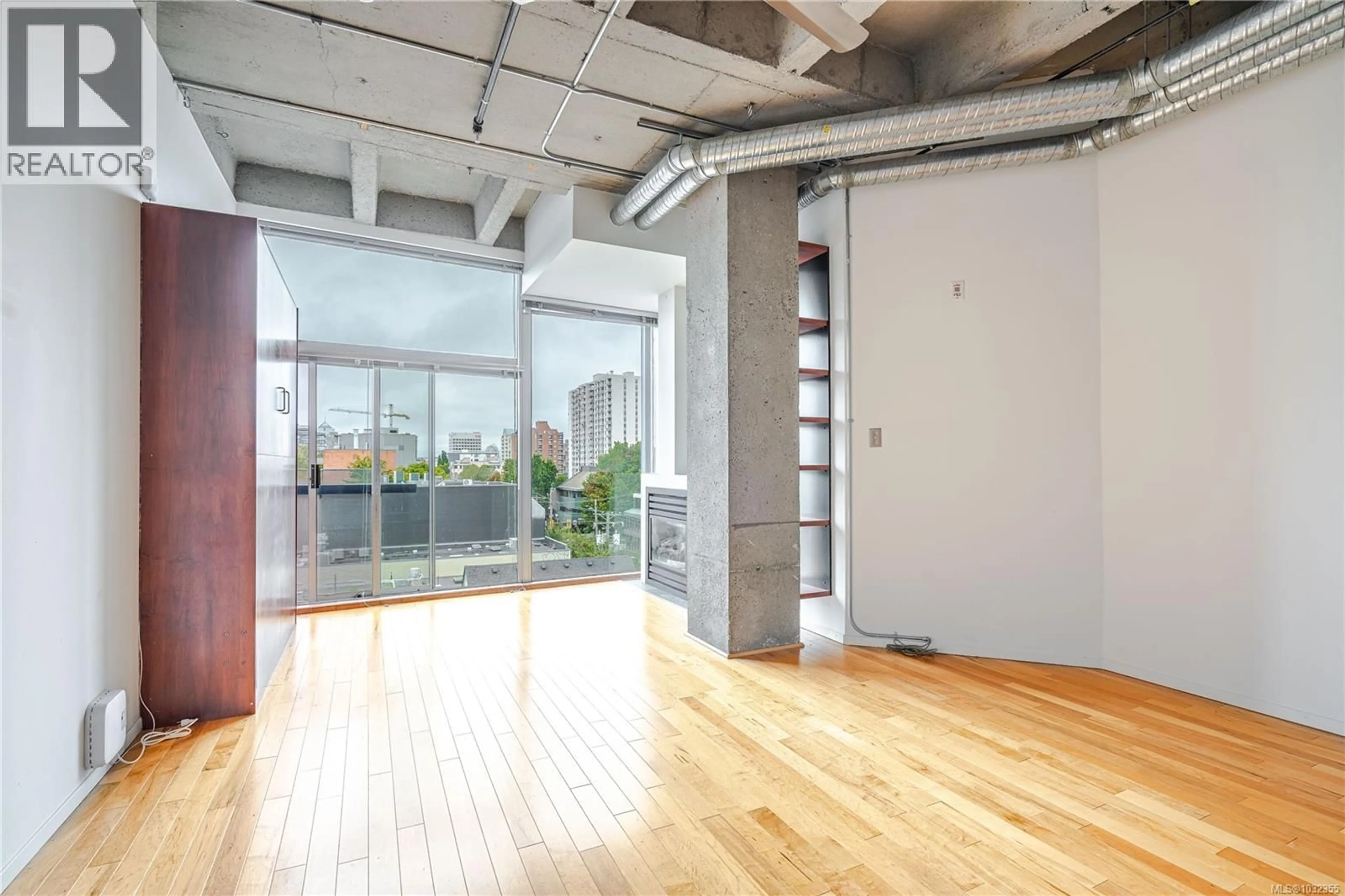 Indoor foyer for 512 - 1061 FORT STREET, Victoria British Columbia V8V3K9