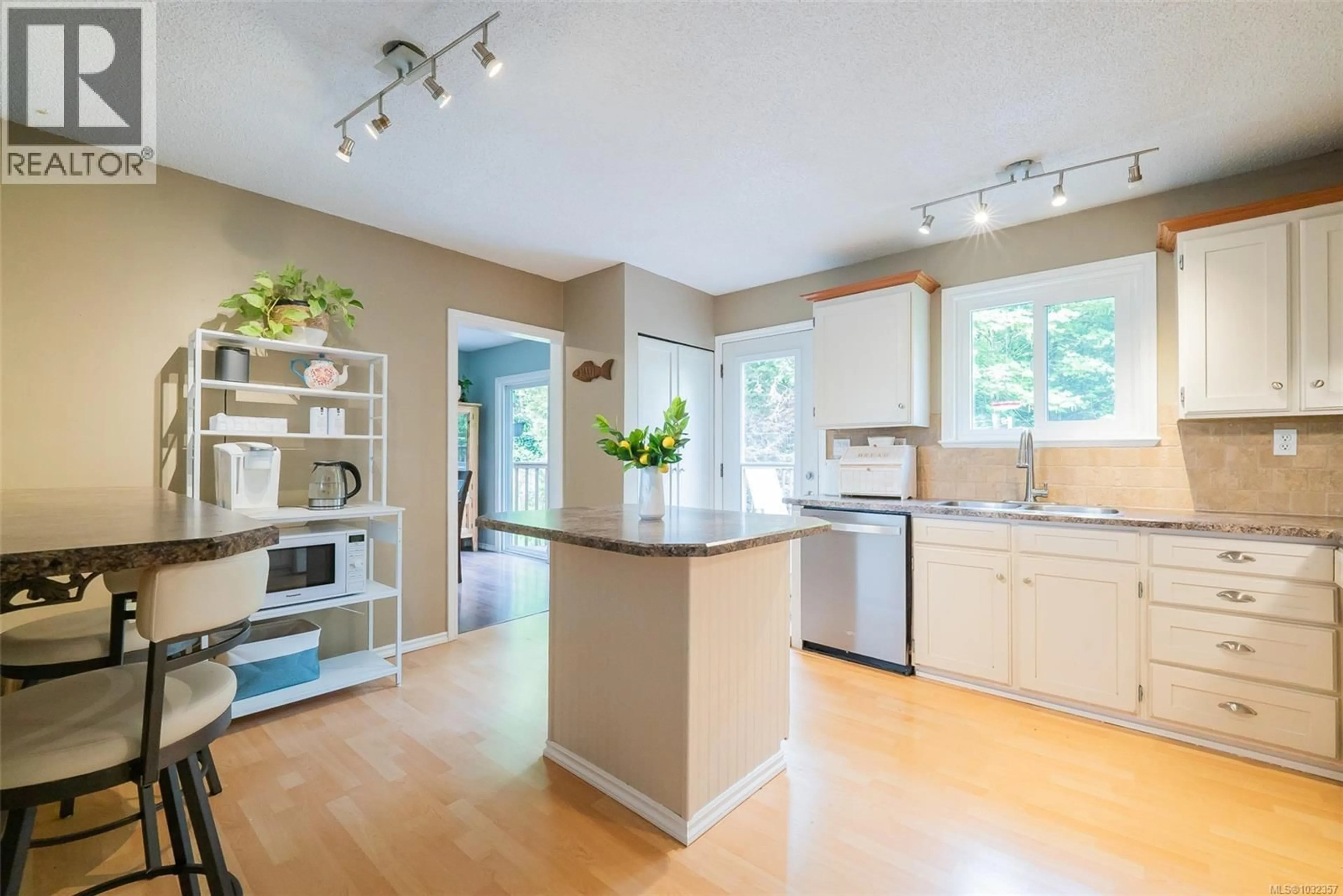 Open concept kitchen, unknown for 3367 ROCK CITY ROAD, Nanaimo British Columbia V9T1T5