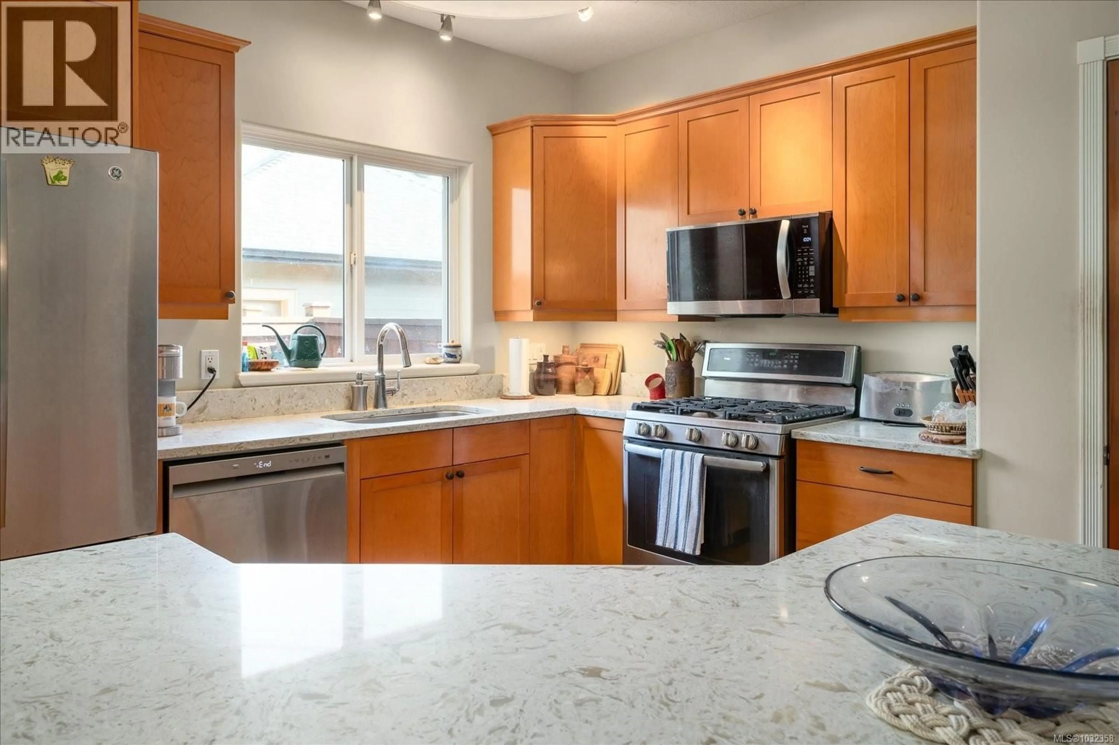 Open concept kitchen, ceramic/tile floor for 1467 SUMAR LANE, Parksville British Columbia V9P2E7