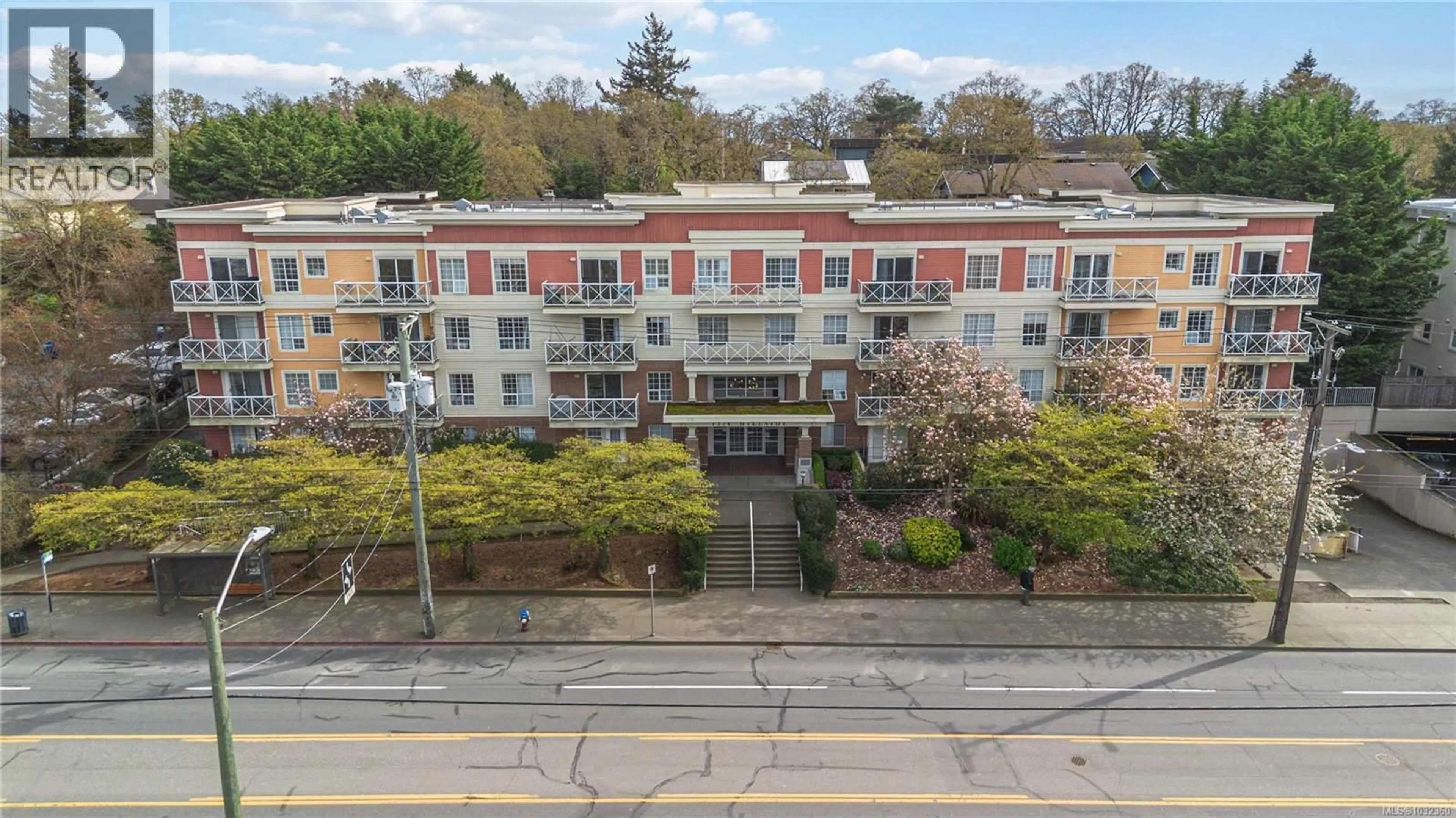A pic from outside/outdoor area/front of a property/back of a property/a pic from drone, unknown for 211 - 1371 HILLSIDE AVENUE, Victoria British Columbia V8T2B3