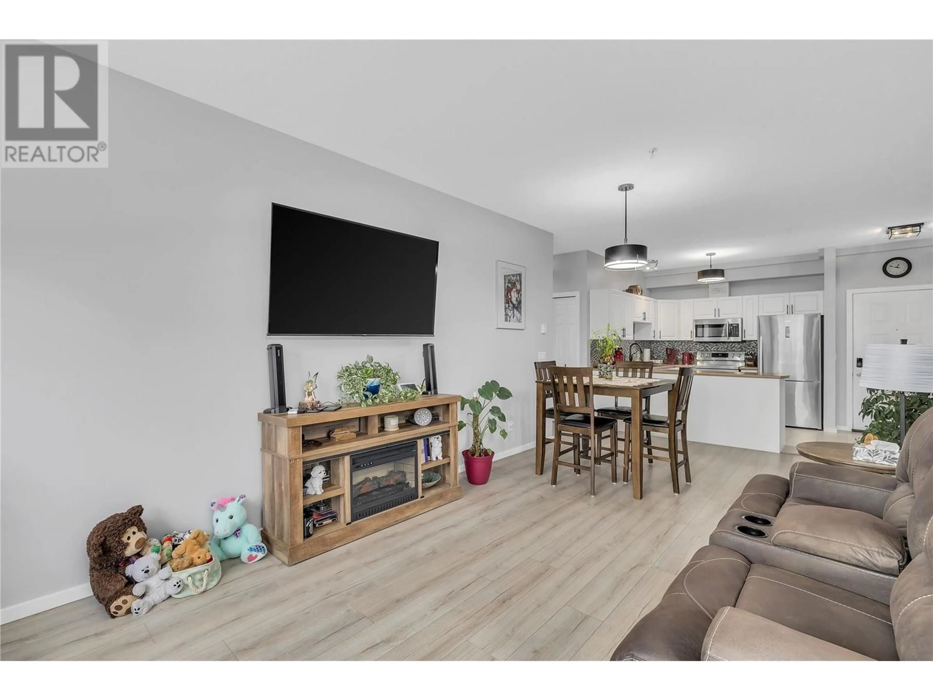 Living room with furniture, wood/laminate floor for 206 - 778 RUTLAND ROAD NORTH, Kelowna British Columbia V1X8B3