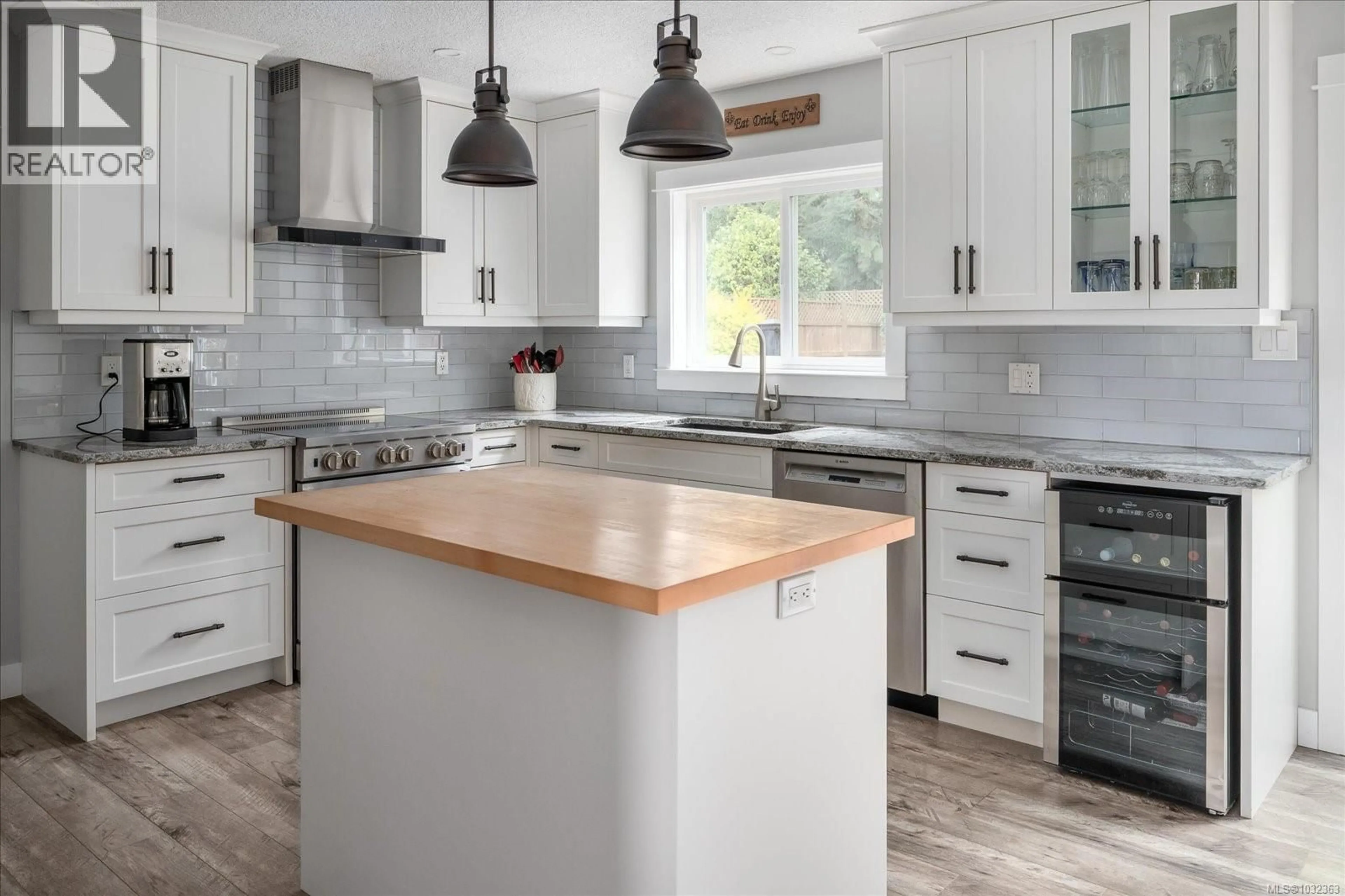 Contemporary kitchen, unknown for 1156 CLUBHOUSE DRIVE, Qualicum Beach British Columbia V9K1C4