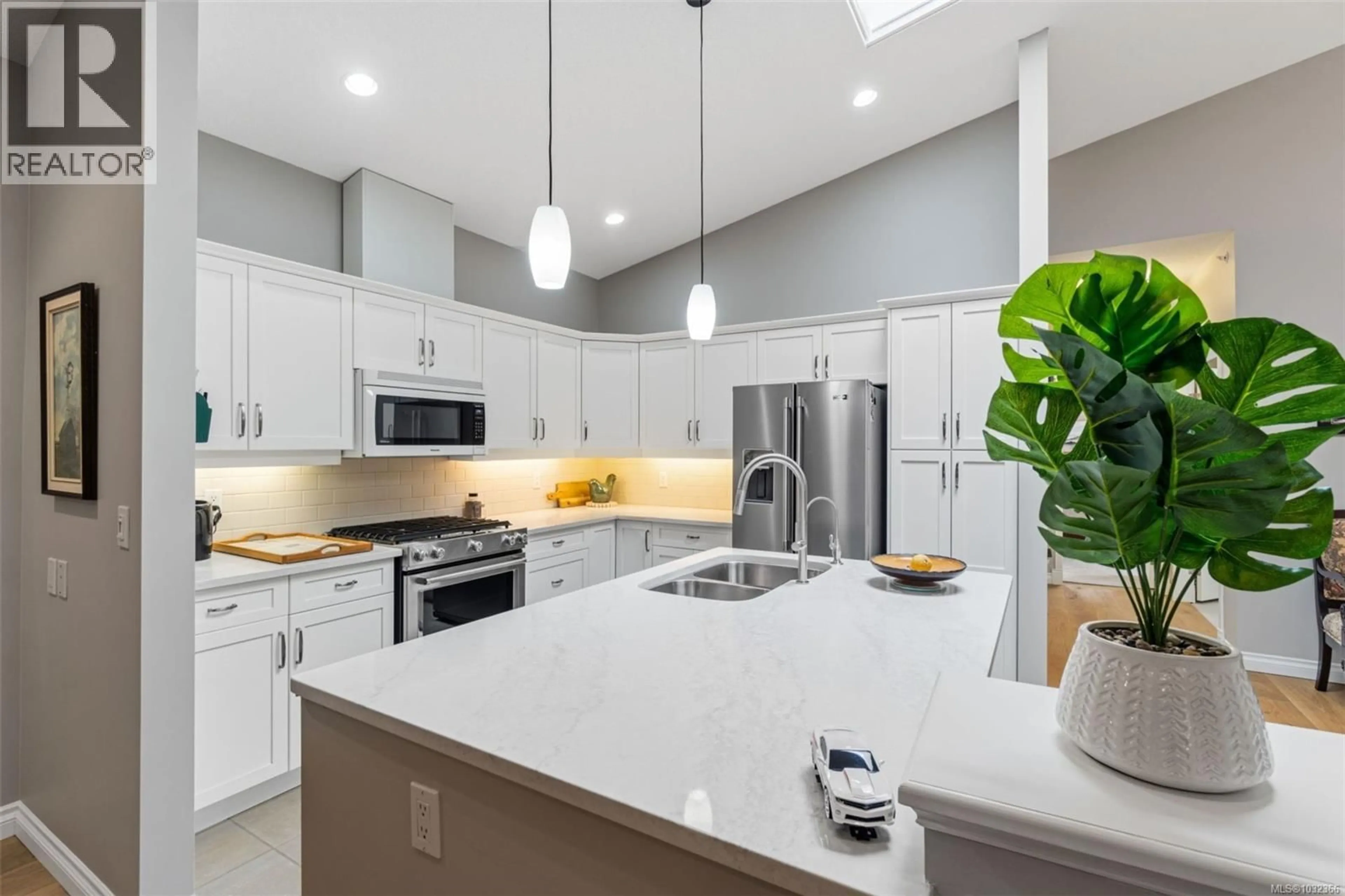 Open concept kitchen, ceramic/tile floor for 118 - 730 BARCLAY CRESCENT, Parksville British Columbia V9P2Z3