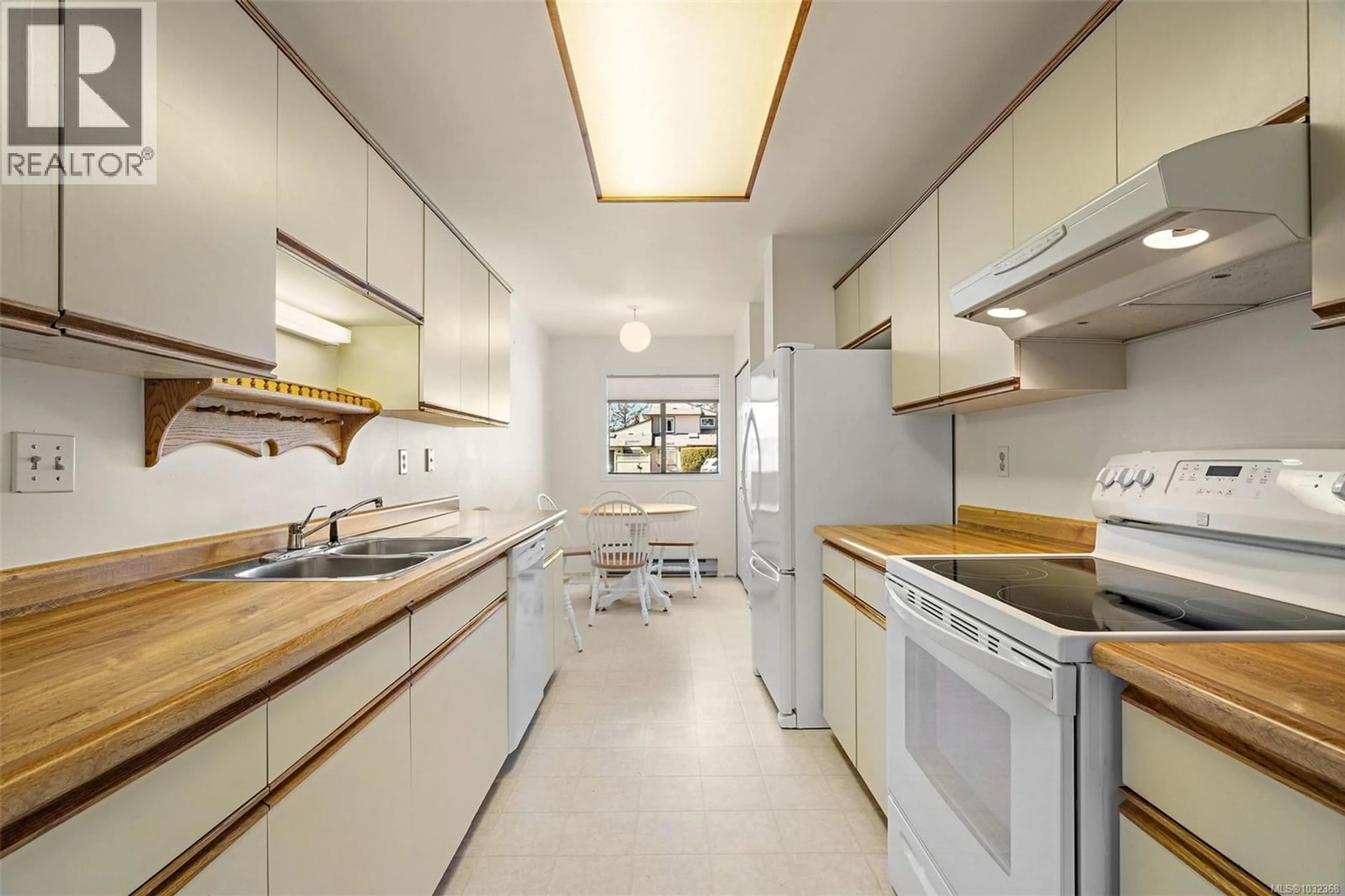 Standard kitchen, unknown for 5 - 10008 THIRD STREET, Sidney British Columbia V8L3B3