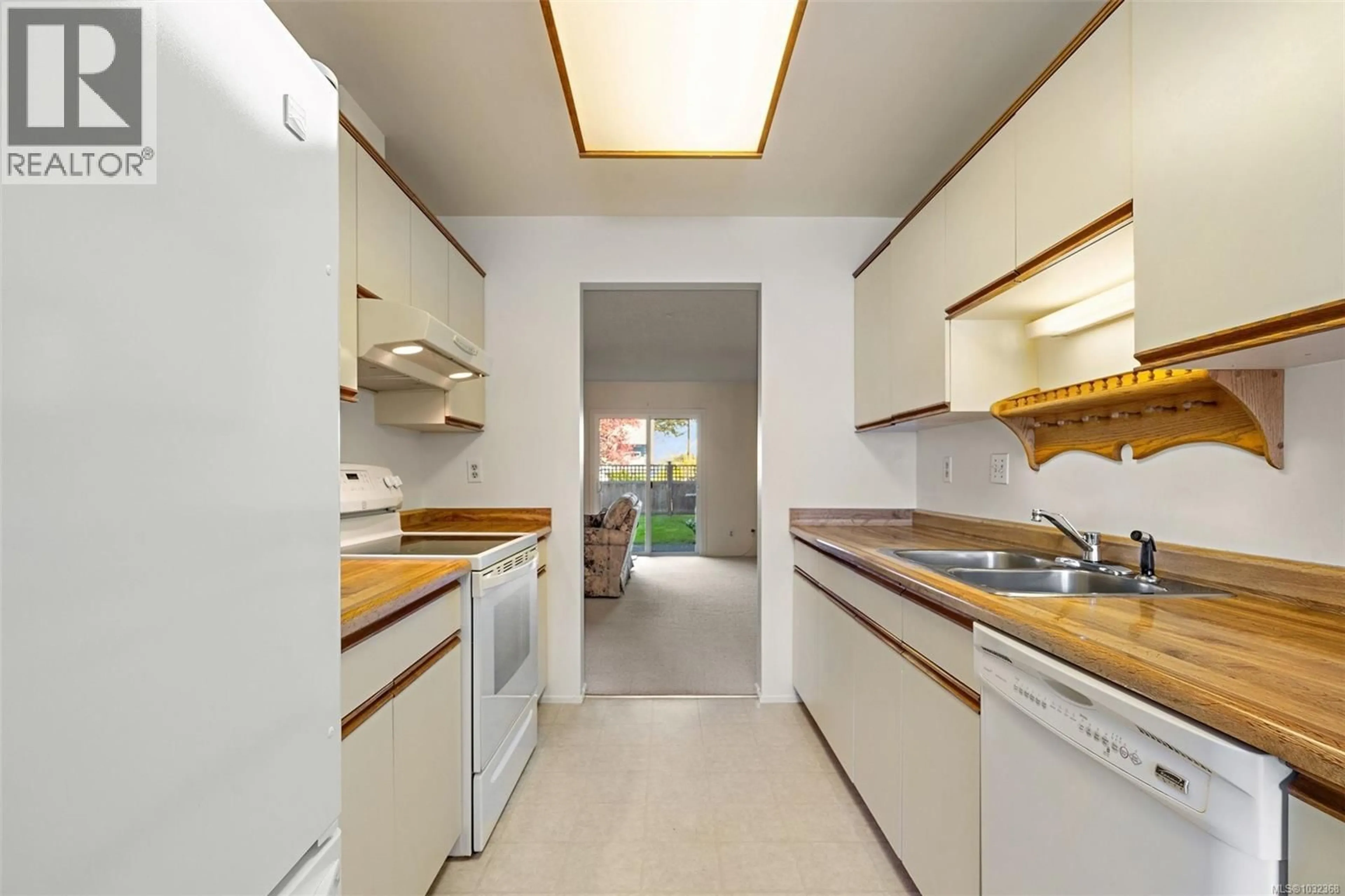 Standard kitchen, unknown for 5 - 10008 THIRD STREET, Sidney British Columbia V8L3B3