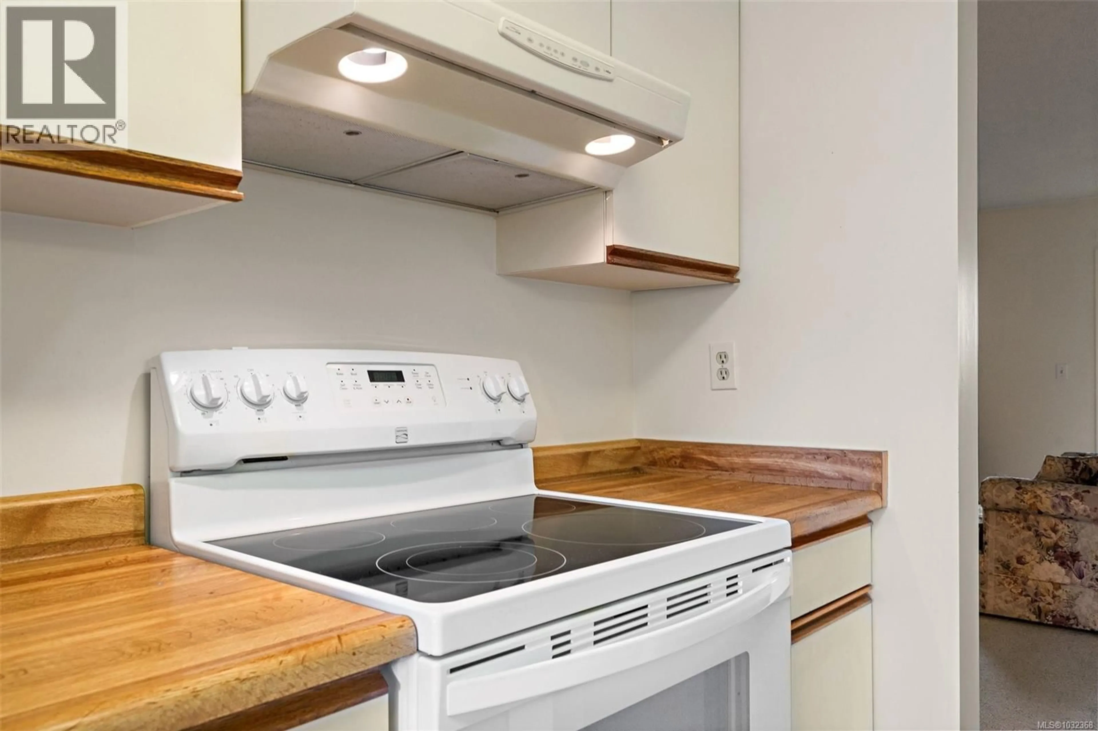 Standard kitchen, wood/laminate floor for 5 - 10008 THIRD STREET, Sidney British Columbia V8L3B3