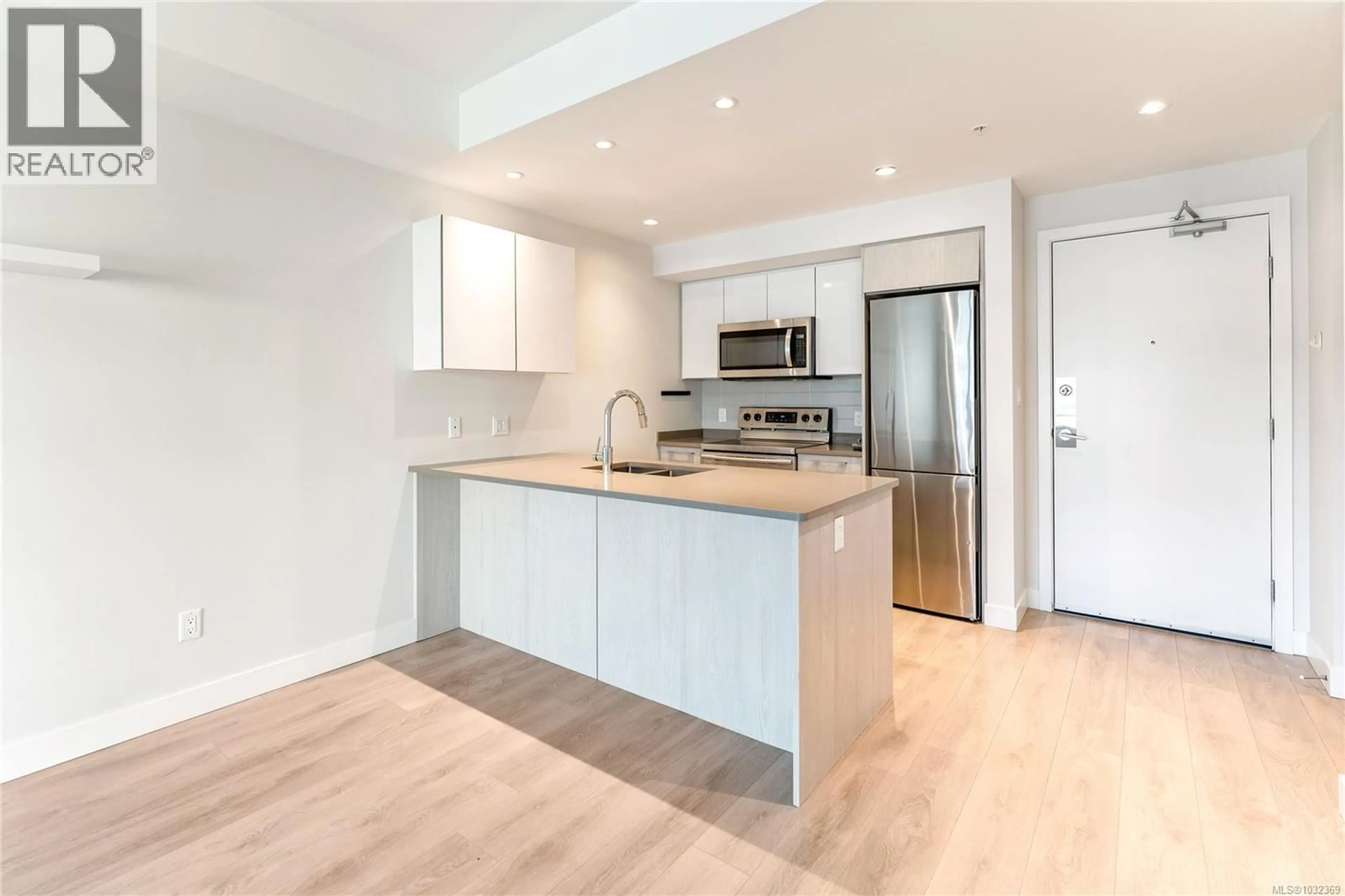 Open concept kitchen, wood/laminate floor for 304 - 3333 GLASGOW AVENUE, Saanich British Columbia V8X1M5