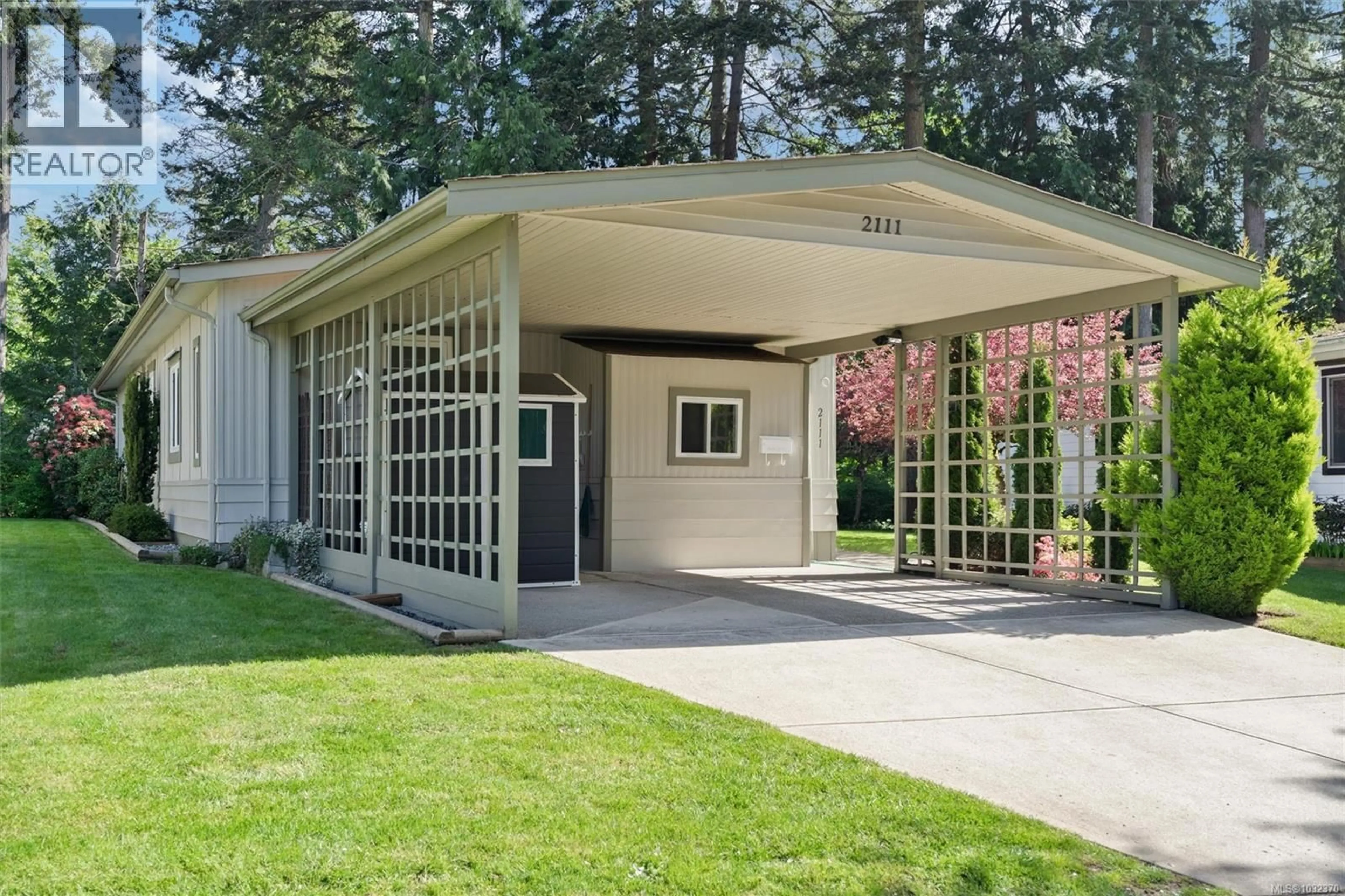 Indoor foyer for 2111 SUMMERGATE BOULEVARD, Sidney British Columbia V8L4K9
