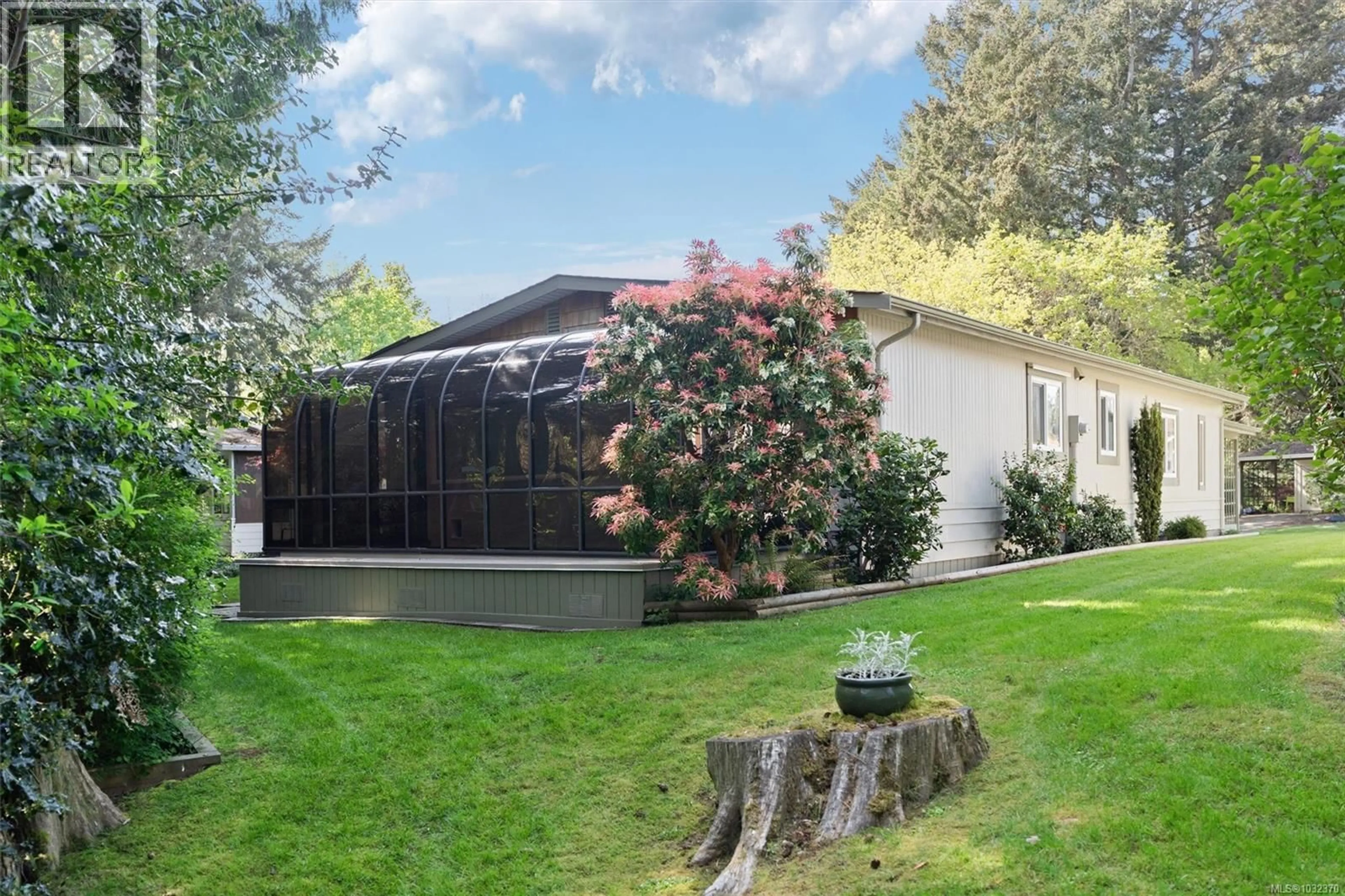 Patio, unknown for 2111 SUMMERGATE BOULEVARD, Sidney British Columbia V8L4K9