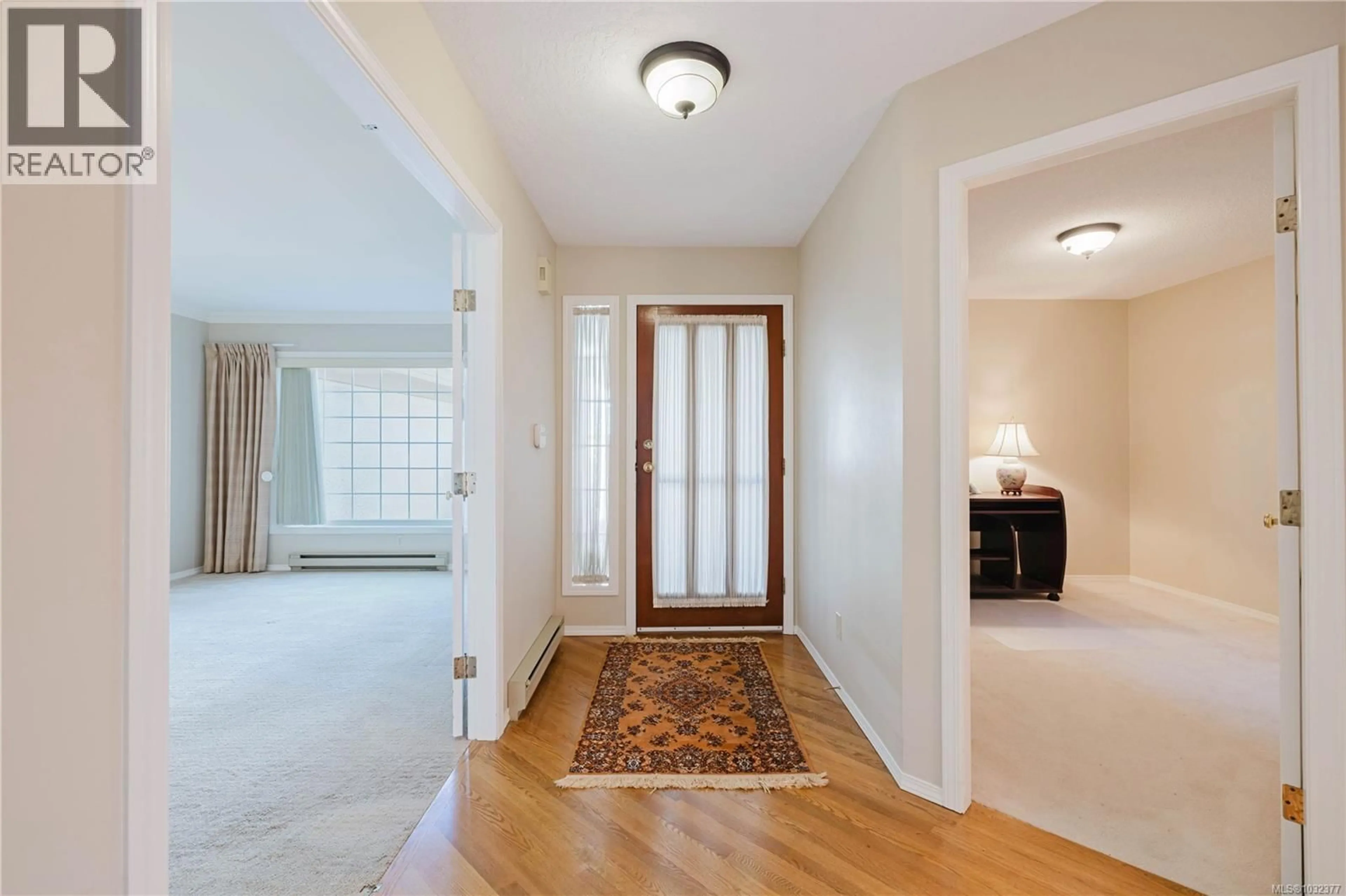 Indoor entryway for 4 - 901 KENTWOOD LANE, Saanich British Columbia V8Y2Y5