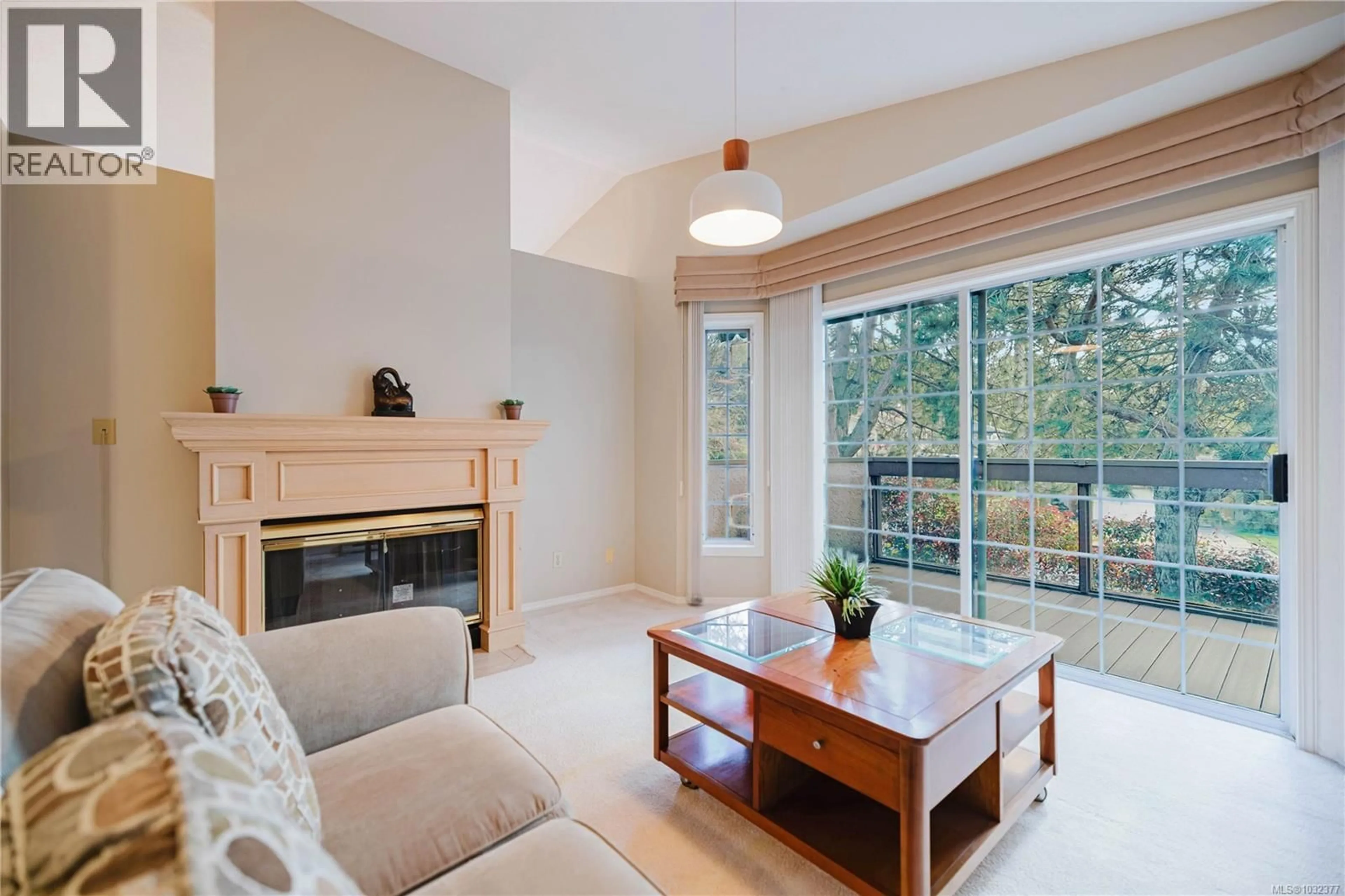 Living room with furniture, wood/laminate floor for 4 - 901 KENTWOOD LANE, Saanich British Columbia V8Y2Y5