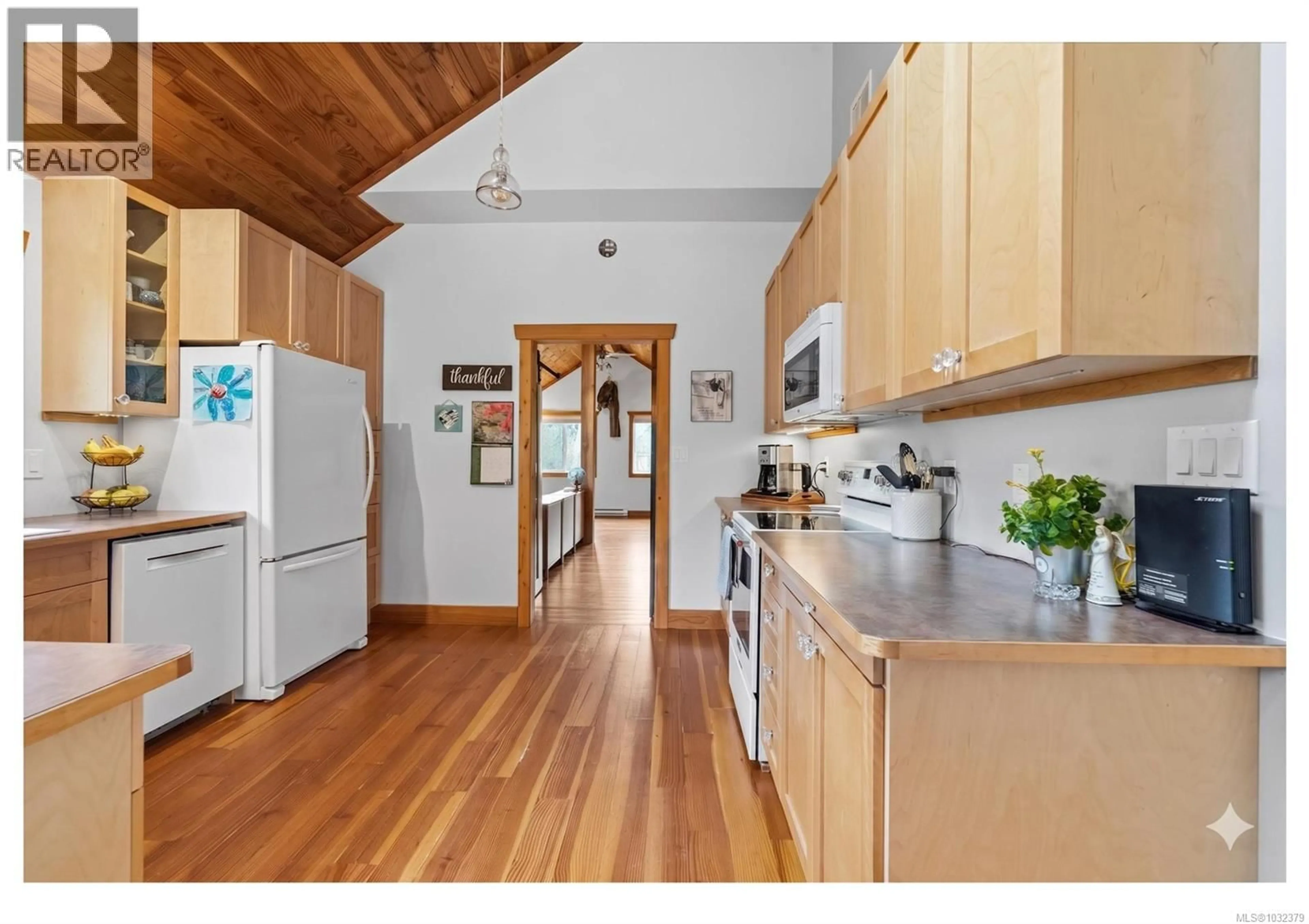 Open concept kitchen, wood/laminate floor for 9497 MARTIN PARK DRIVE, Black Creek British Columbia V9J1C3