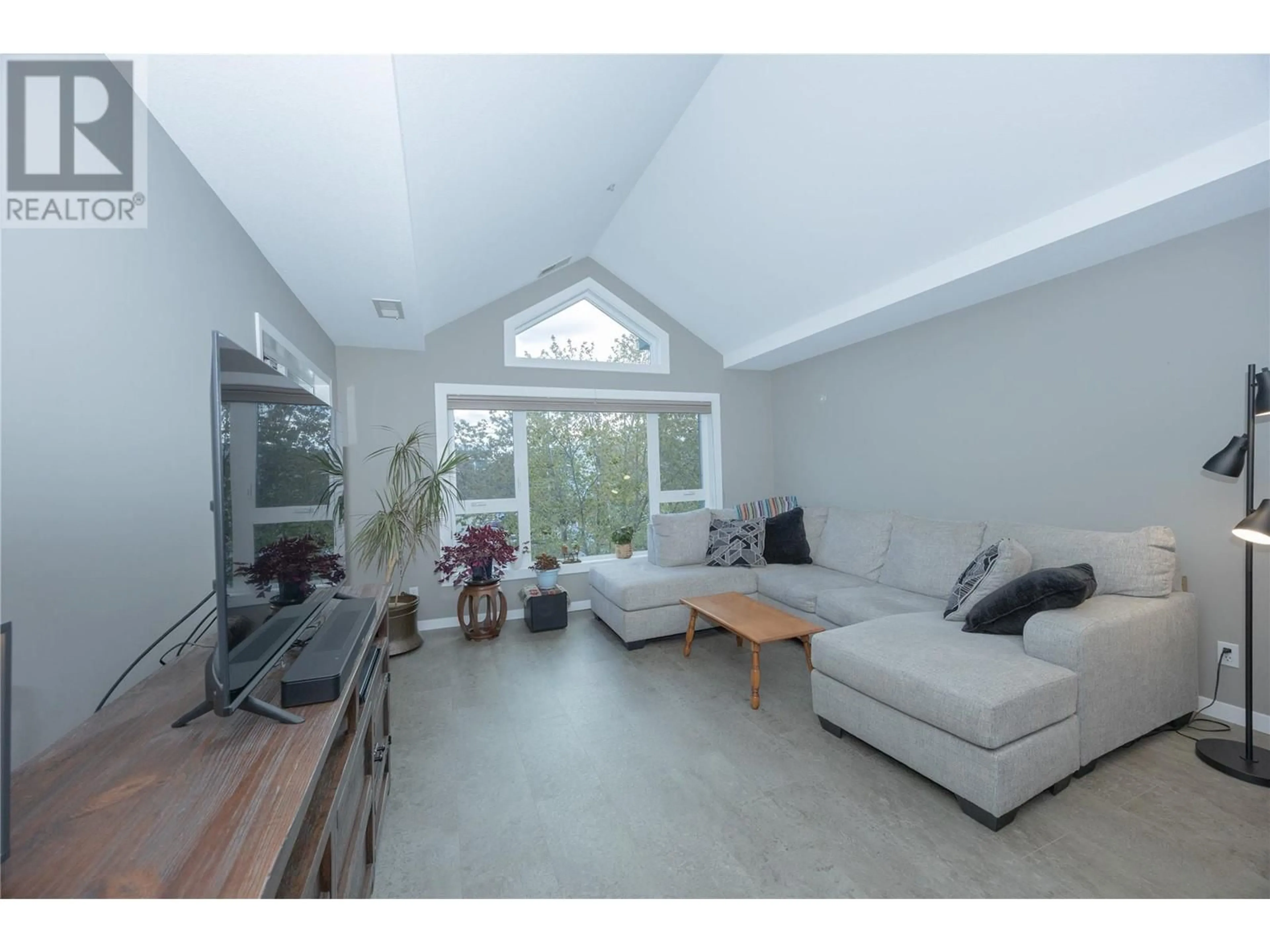 Living room, wood floors for 1045 Sutherland Avenue Unit# 344, Kelowna British Columbia V1Y5Y1