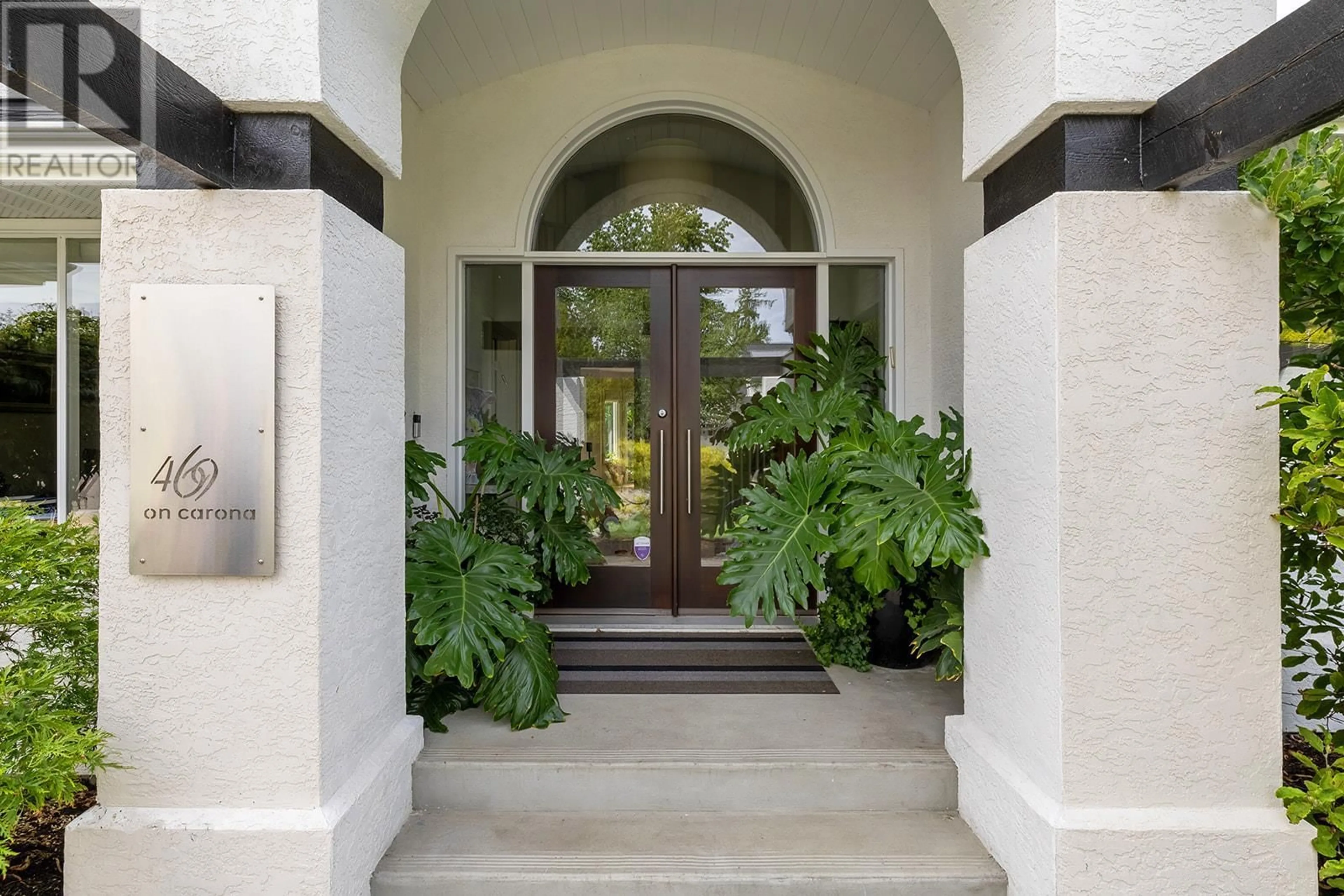 Indoor entryway, wood floors for 469 Carona Crescent, Kelowna British Columbia V1W3C6