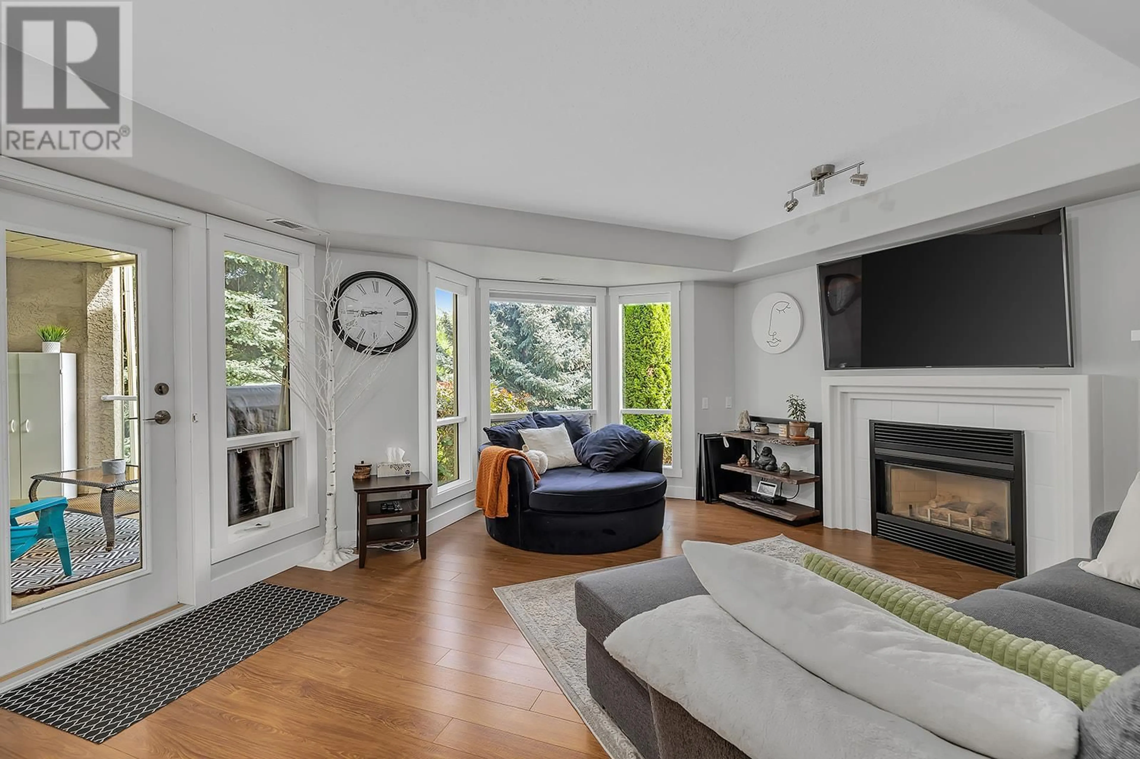 Living room, wood floors for 980 Dilworth Drive Unit# 101, Kelowna British Columbia V1Y1S6