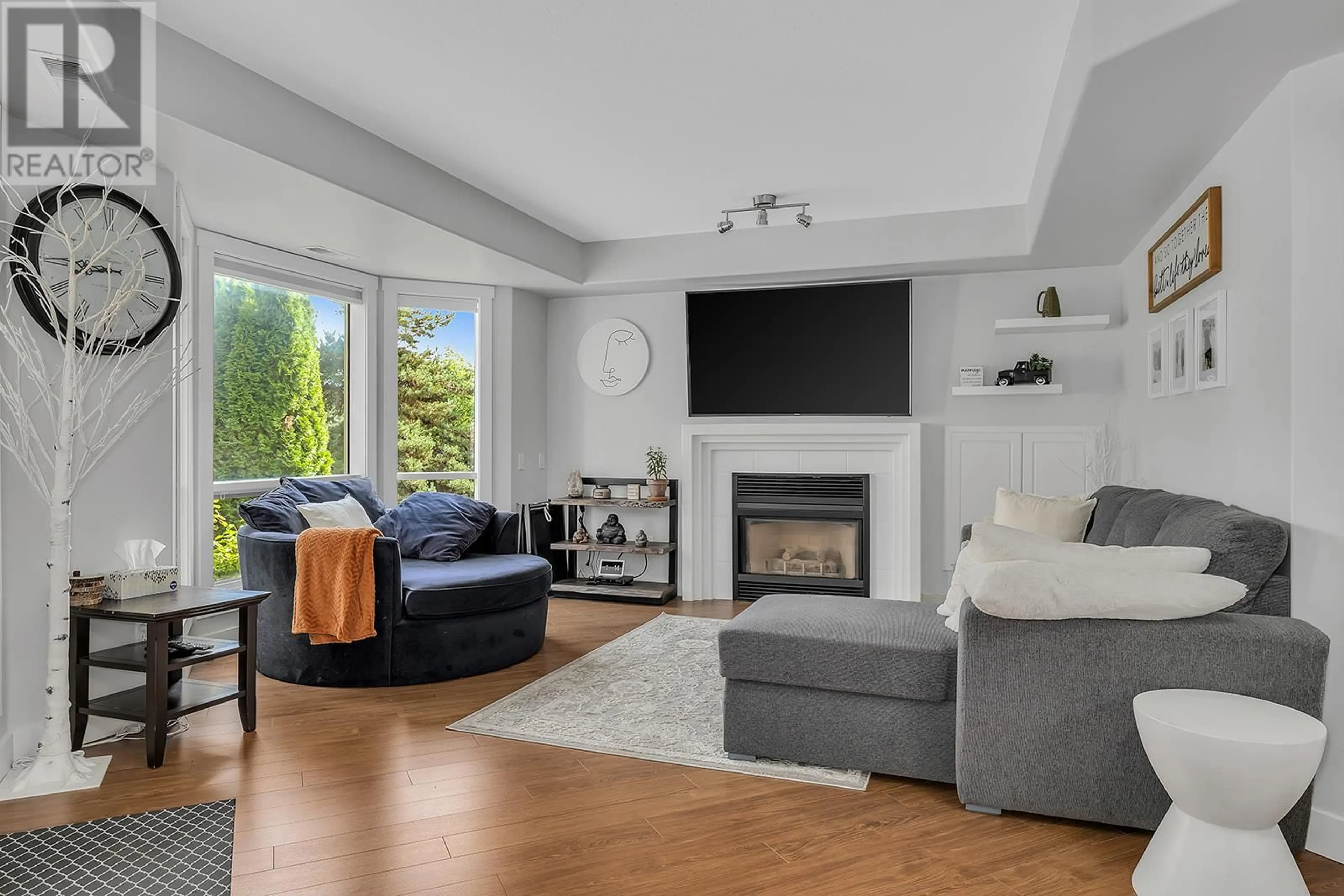 Living room, wood floors for 980 Dilworth Drive Unit# 101, Kelowna British Columbia V1Y1S6