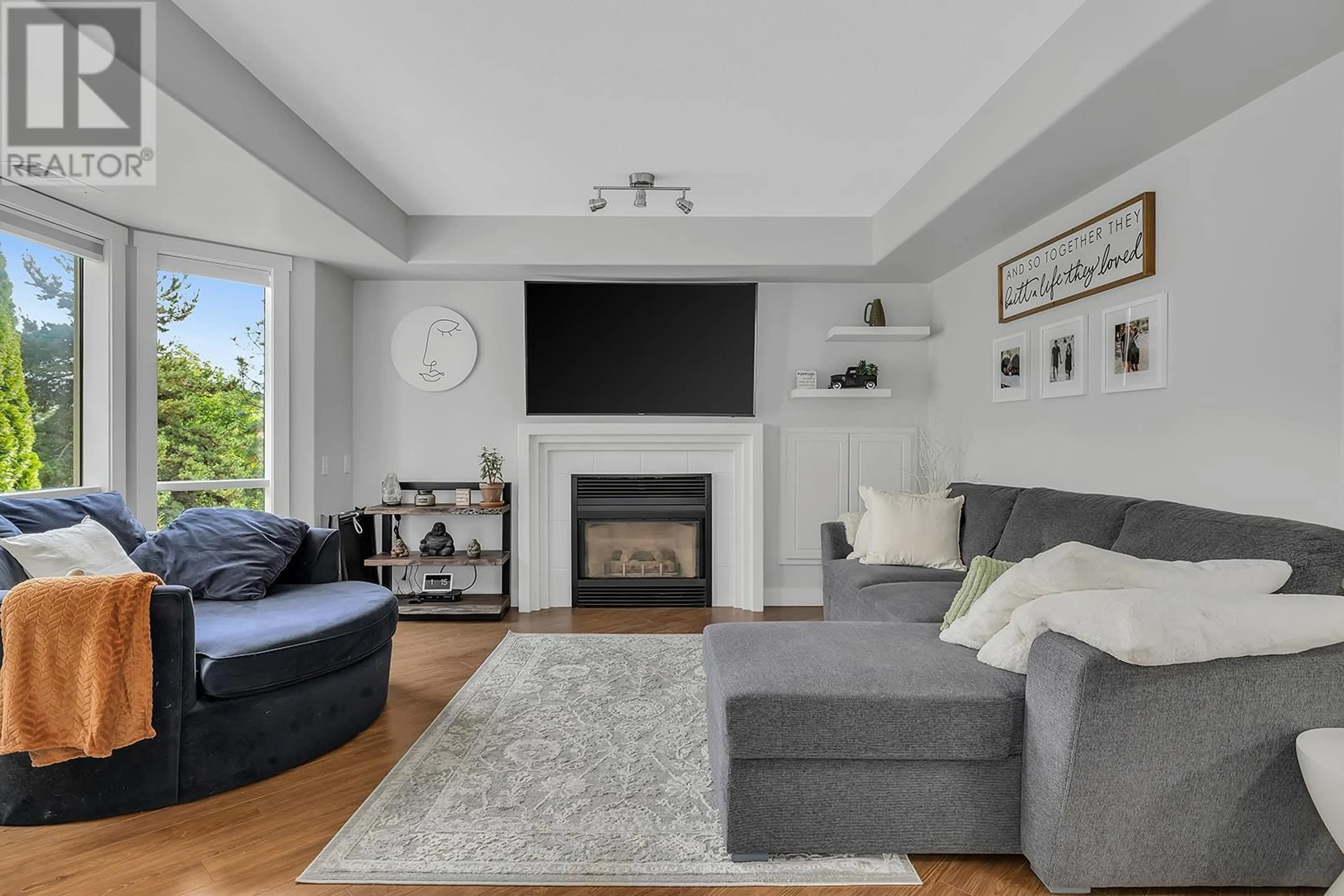 Living room, wood floors for 980 Dilworth Drive Unit# 101, Kelowna British Columbia V1Y1S6