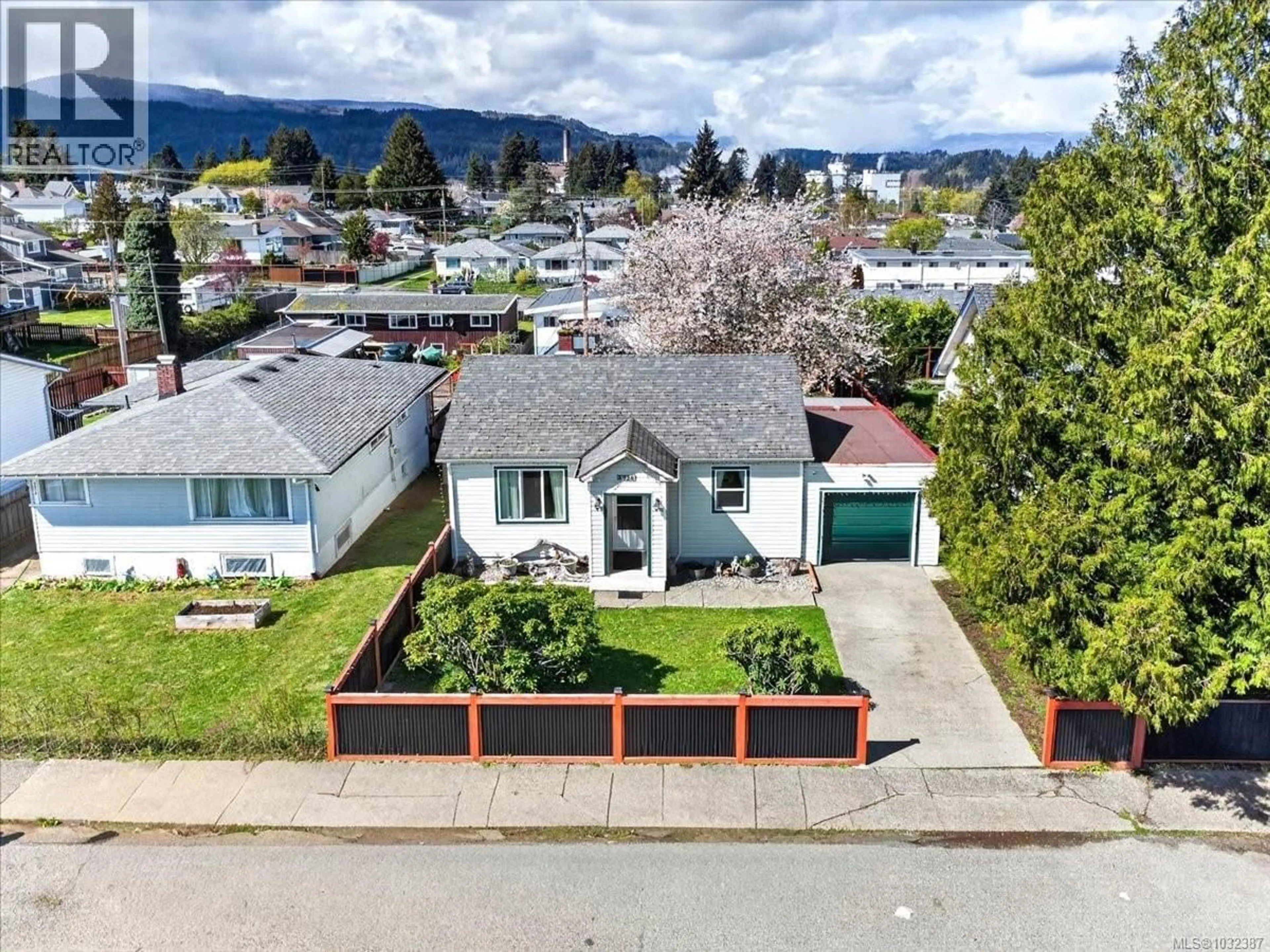 A pic from outside/outdoor area/front of a property/back of a property/a pic from drone, street for 3928 8TH AVENUE, Port Alberni British Columbia V9Y4S2