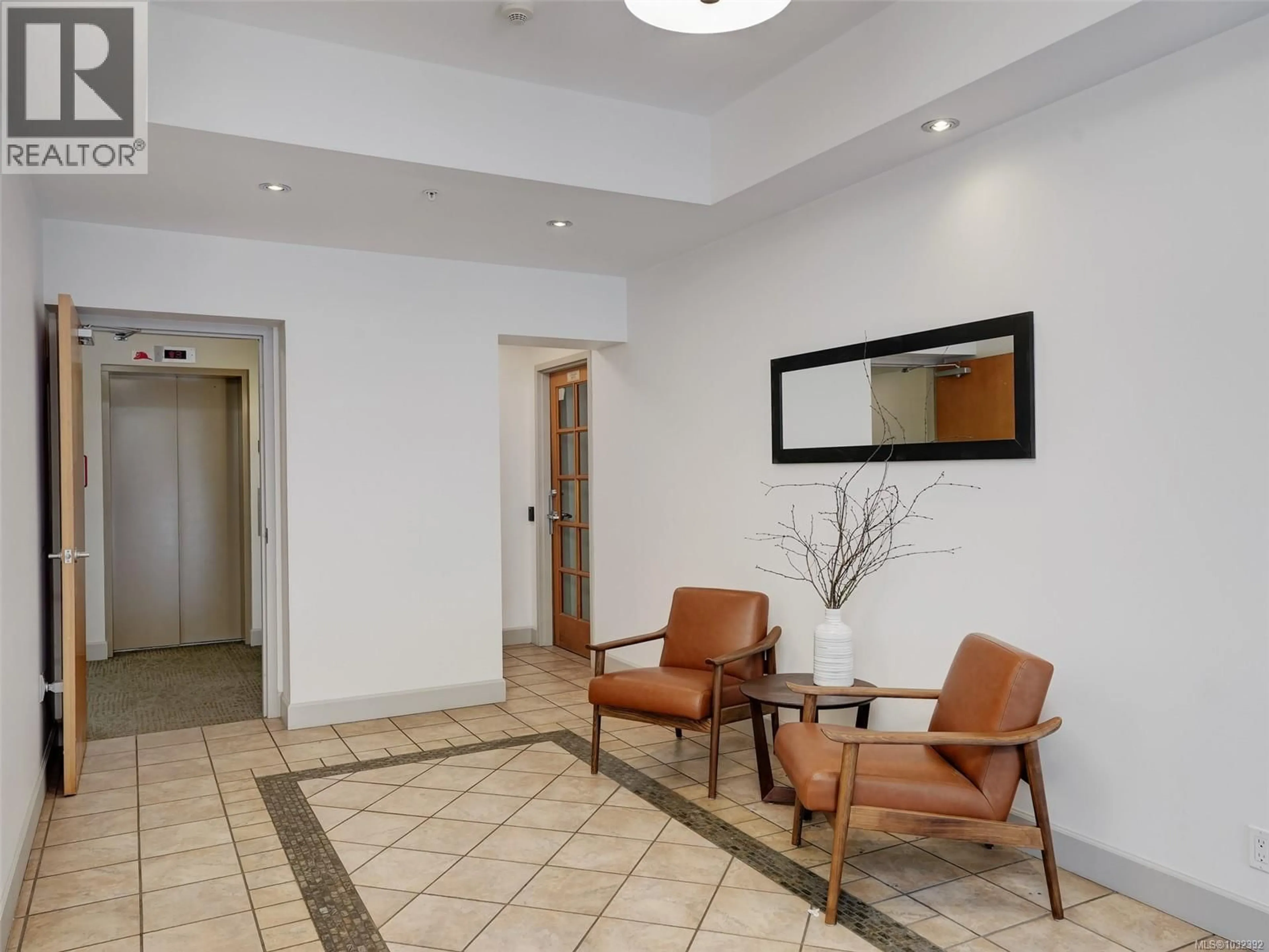 Unknown for 205 - 827 FAIRFIELD ROAD, Victoria British Columbia V8V5B2