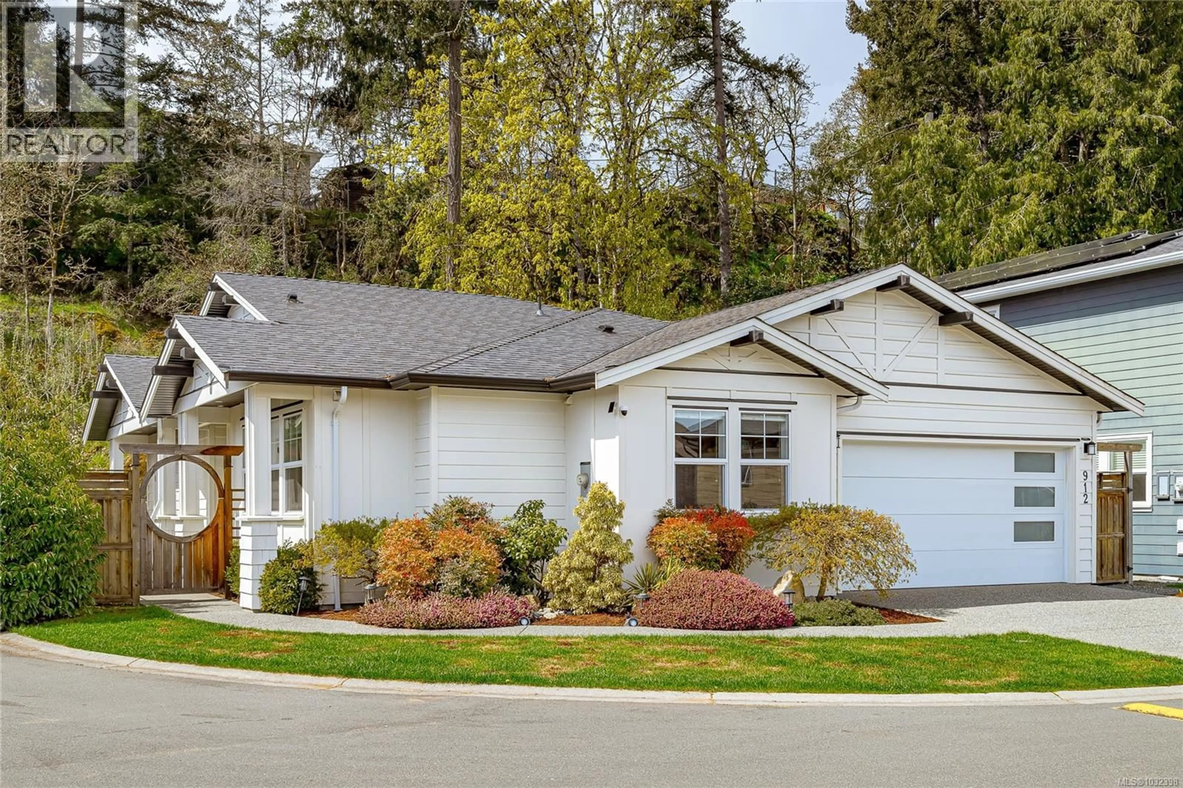 Home with vinyl exterior material, street for 912 RANDALL PLACE, Langford British Columbia V9B5W1