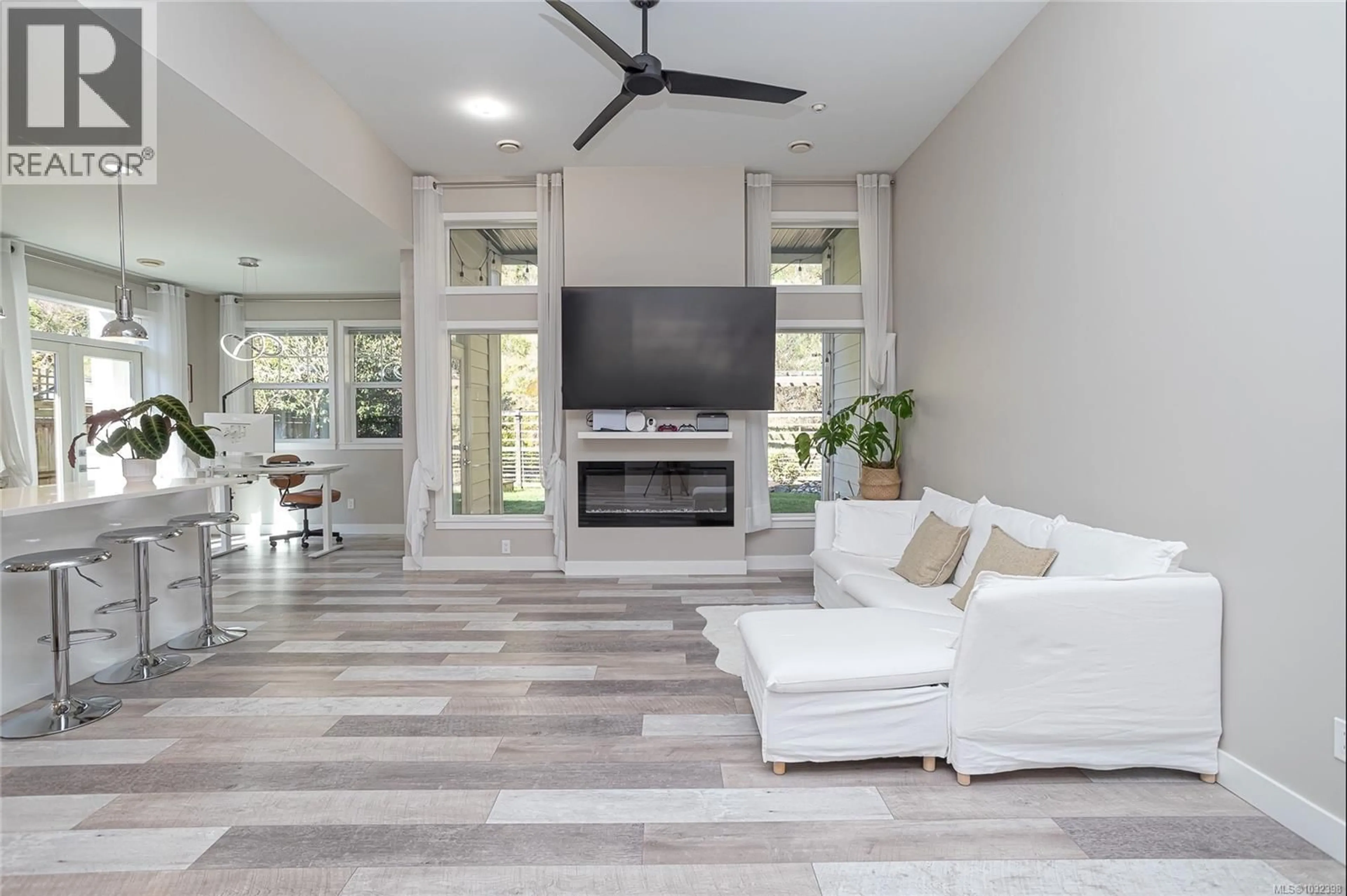 Living room with furniture, ceramic/tile floor for 912 RANDALL PLACE, Langford British Columbia V9B5W1
