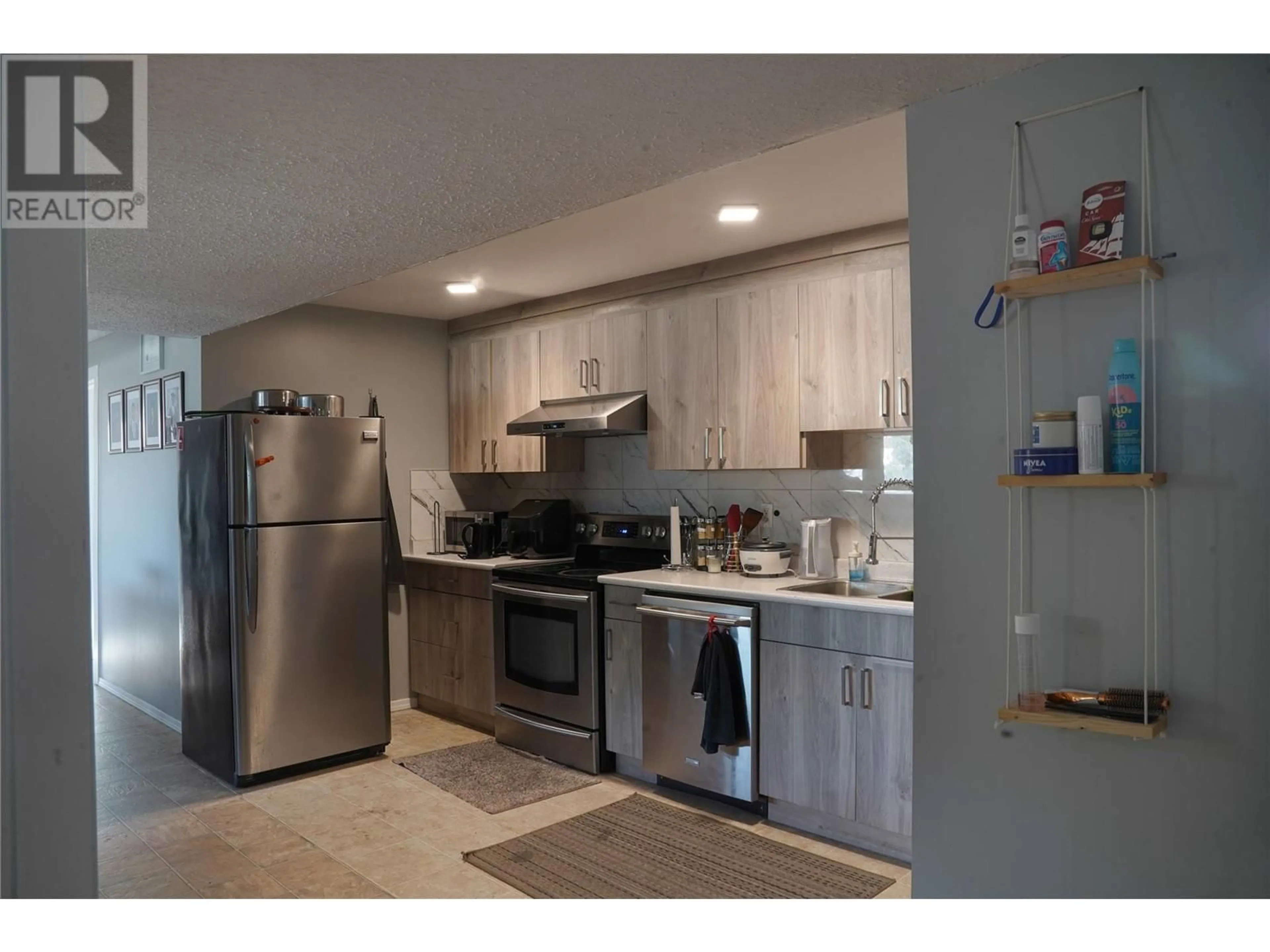 Standard kitchen for 305 Ziprick Road, Kelowna British Columbia V1X4H2