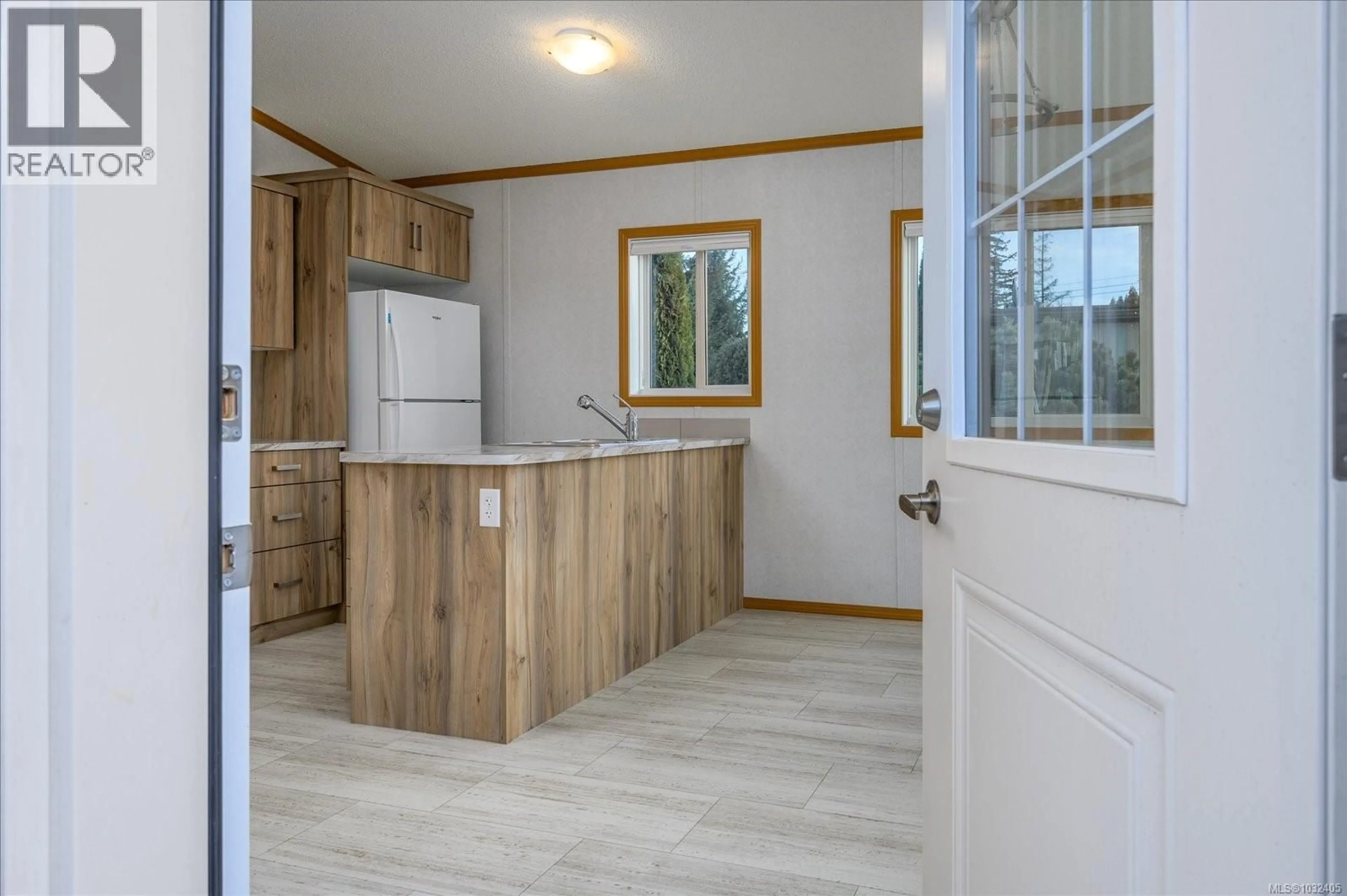 Standard kitchen, ceramic/tile floor for 21 - 6820 PARKLANDS PLACE, Lantzville British Columbia V0R2H0