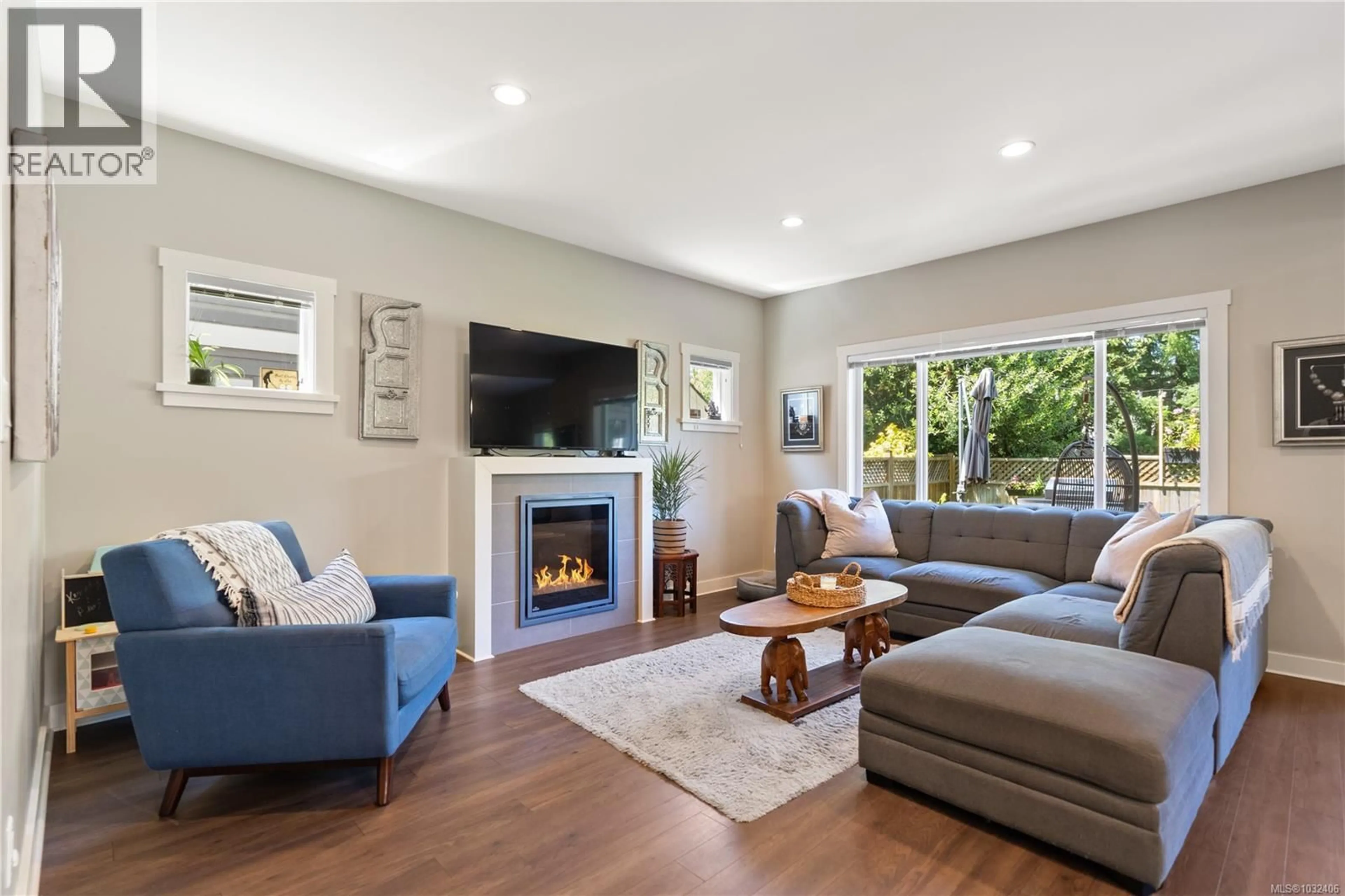 Living room with furniture, unknown for 1020 BRAEBURN AVENUE, Langford British Columbia V9C0H8