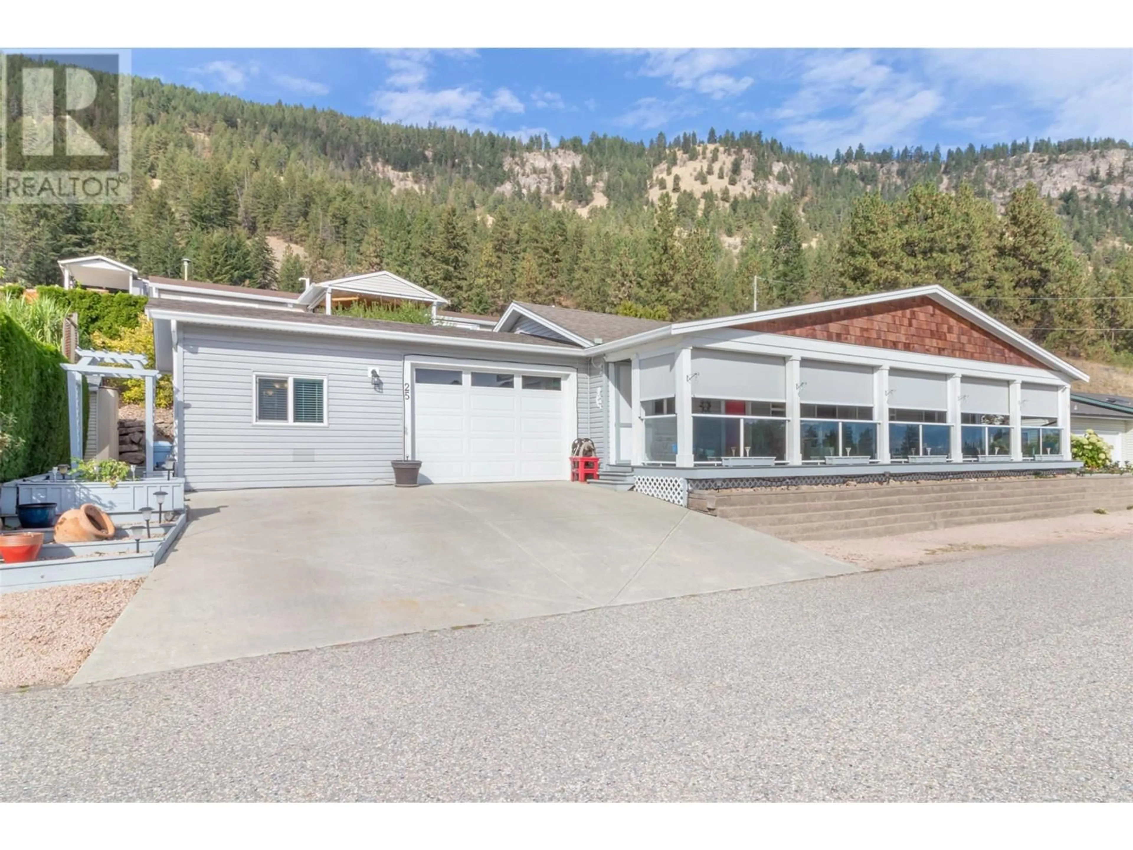 Indoor garage for 17610 Rawsthorne Road Unit# #25, Lake Country British Columbia V4V2K2