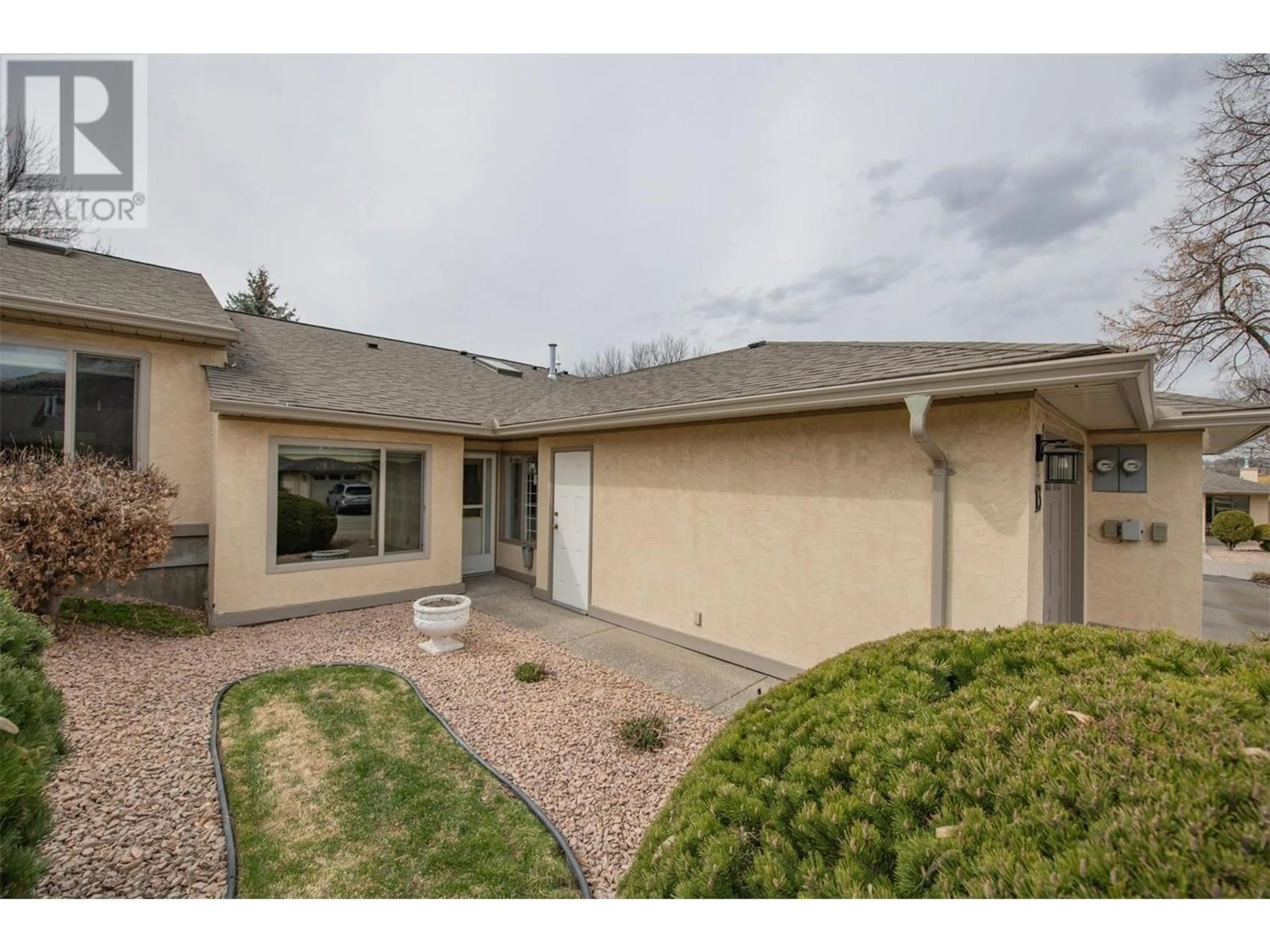 Home with vinyl exterior material, street for 13 - 1400 14 AVENUE, Vernon British Columbia V1B2S8
