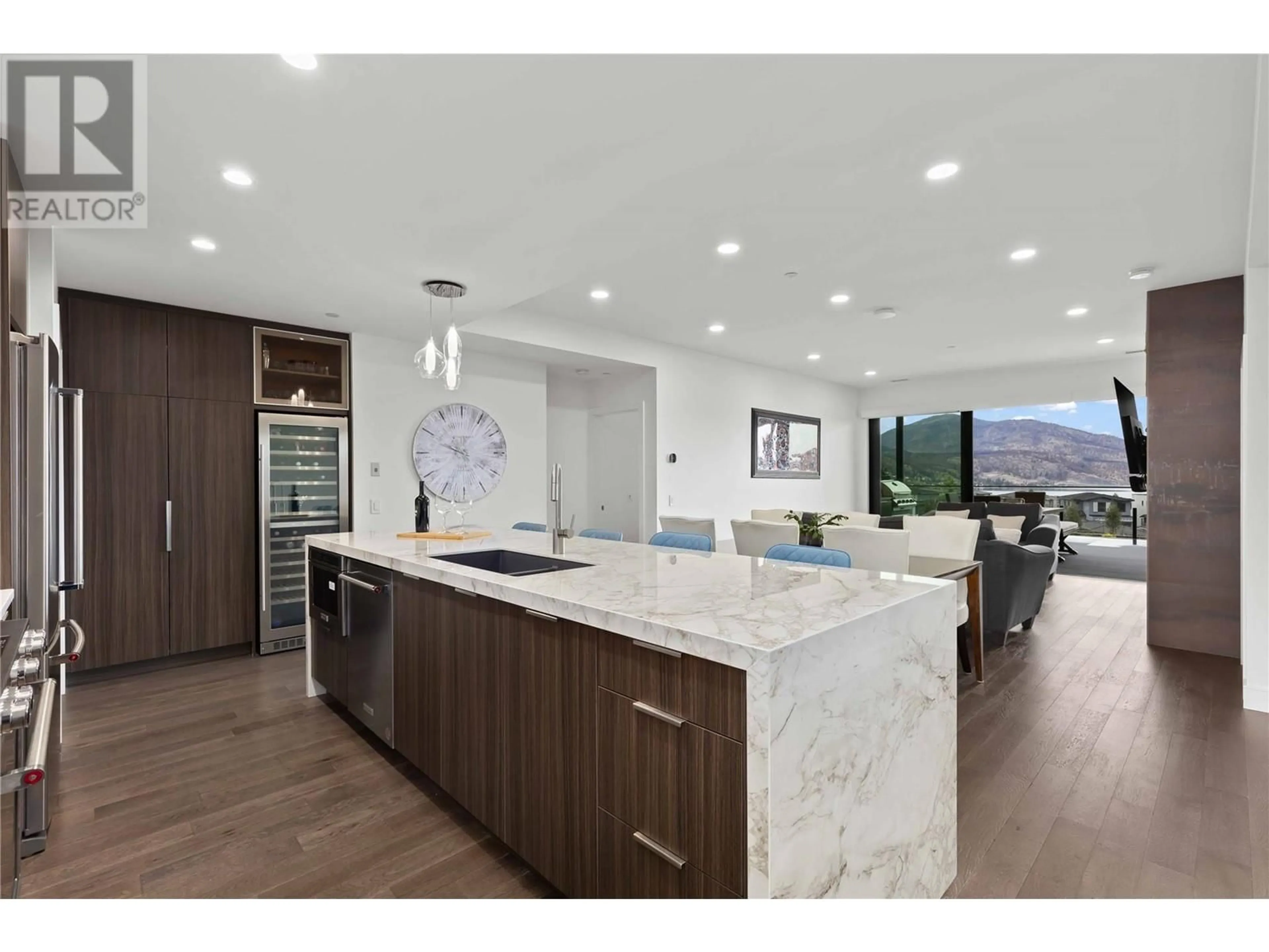 Open concept kitchen for 3000 Ariva Drive Unit# 3103, West Kelowna British Columbia V1Z0B3