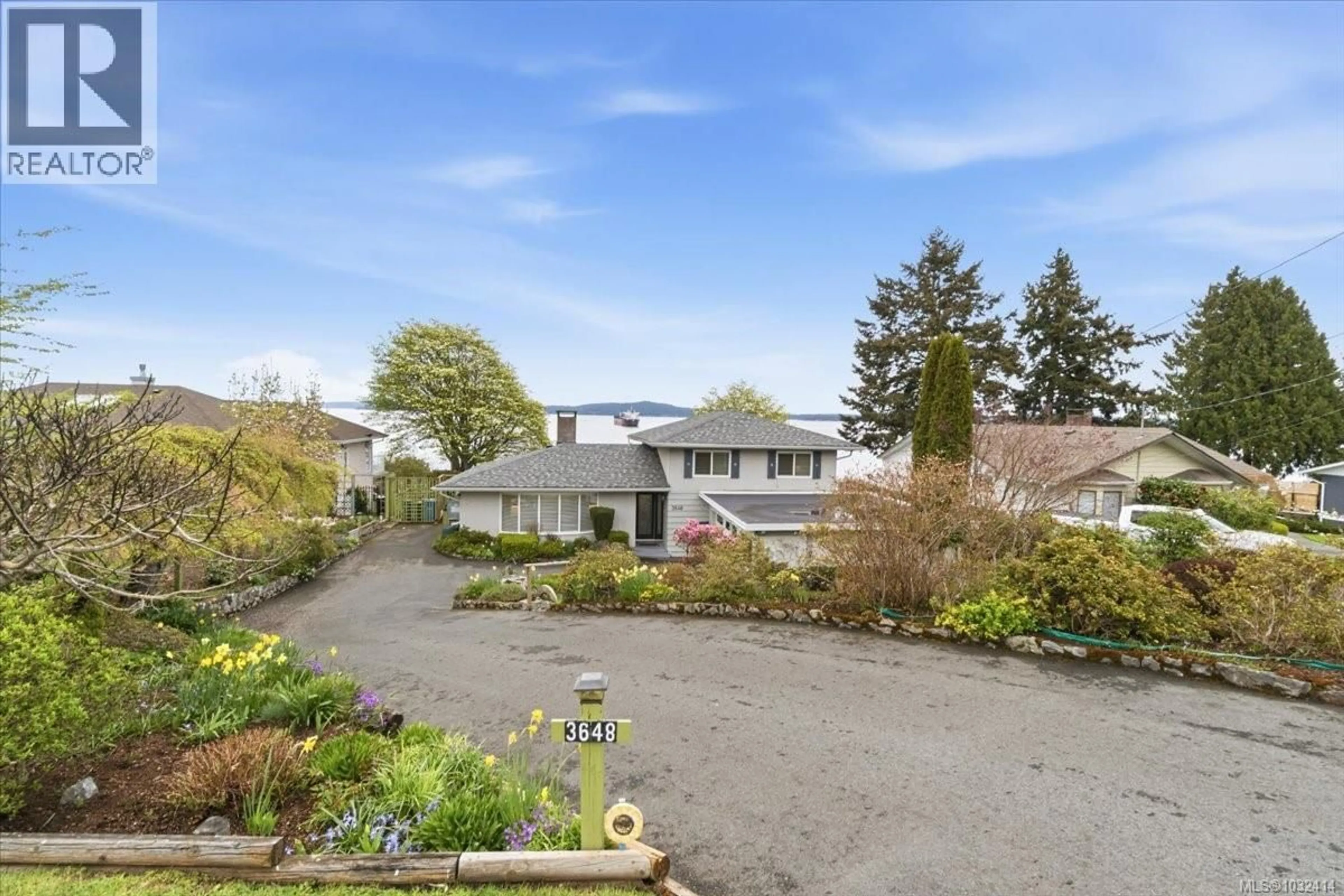 A pic from outside/outdoor area/front of a property/back of a property/a pic from drone, street for 3648 SEAVIEW CRESCENT, Saltair British Columbia V9G1Z8